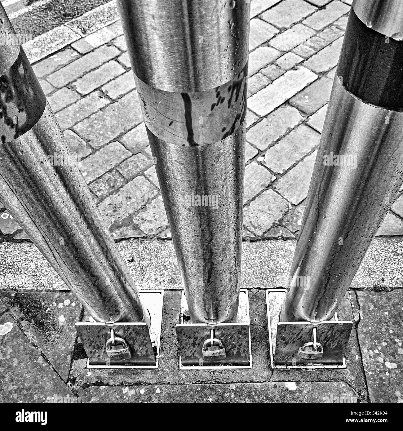 Vi sono dei bollards che bloccano una strada - Immagine stock catturata con smartphone