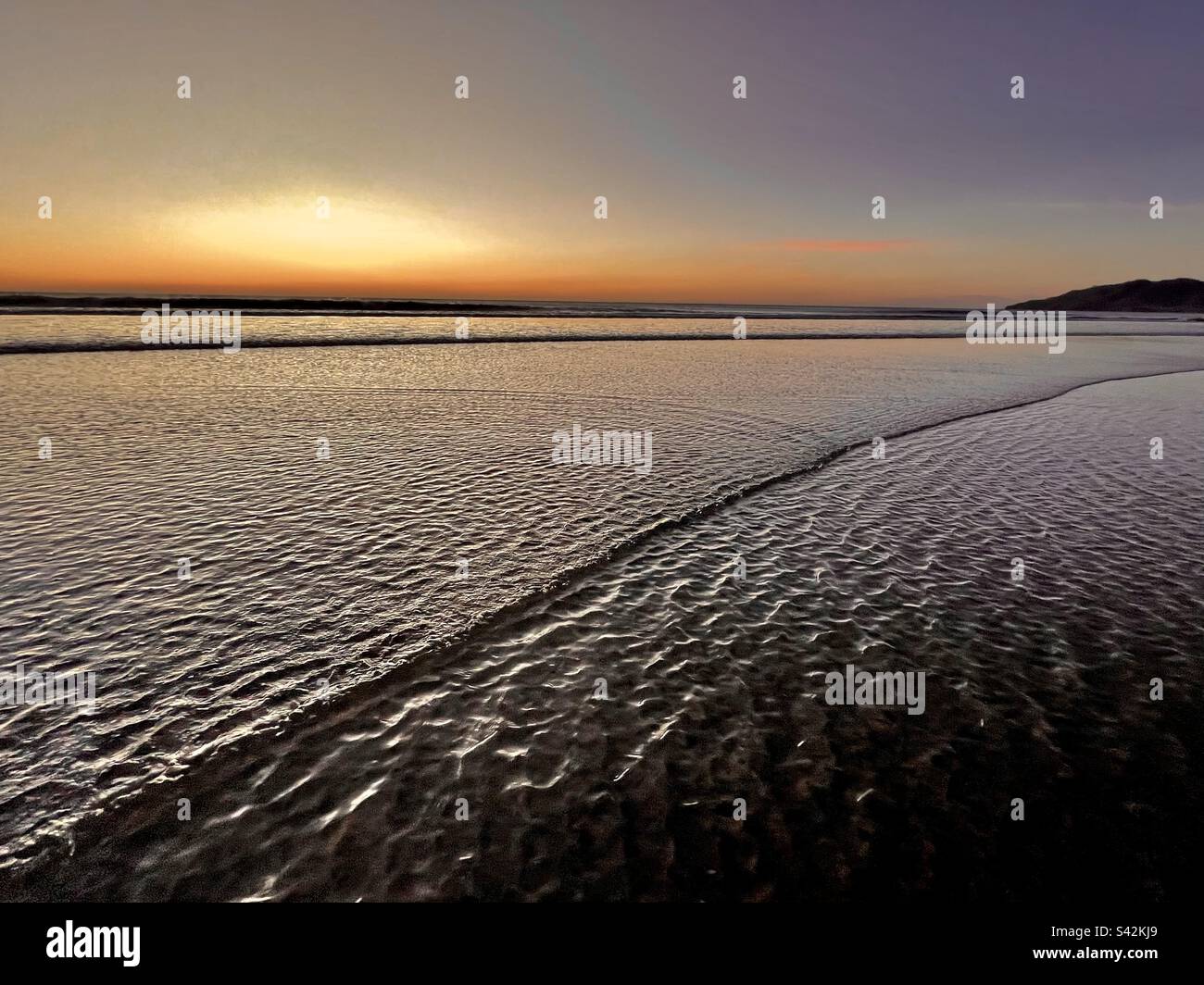 Tranquillo tramonto sulla spiaggia - Immagine stock catturata con smartphone