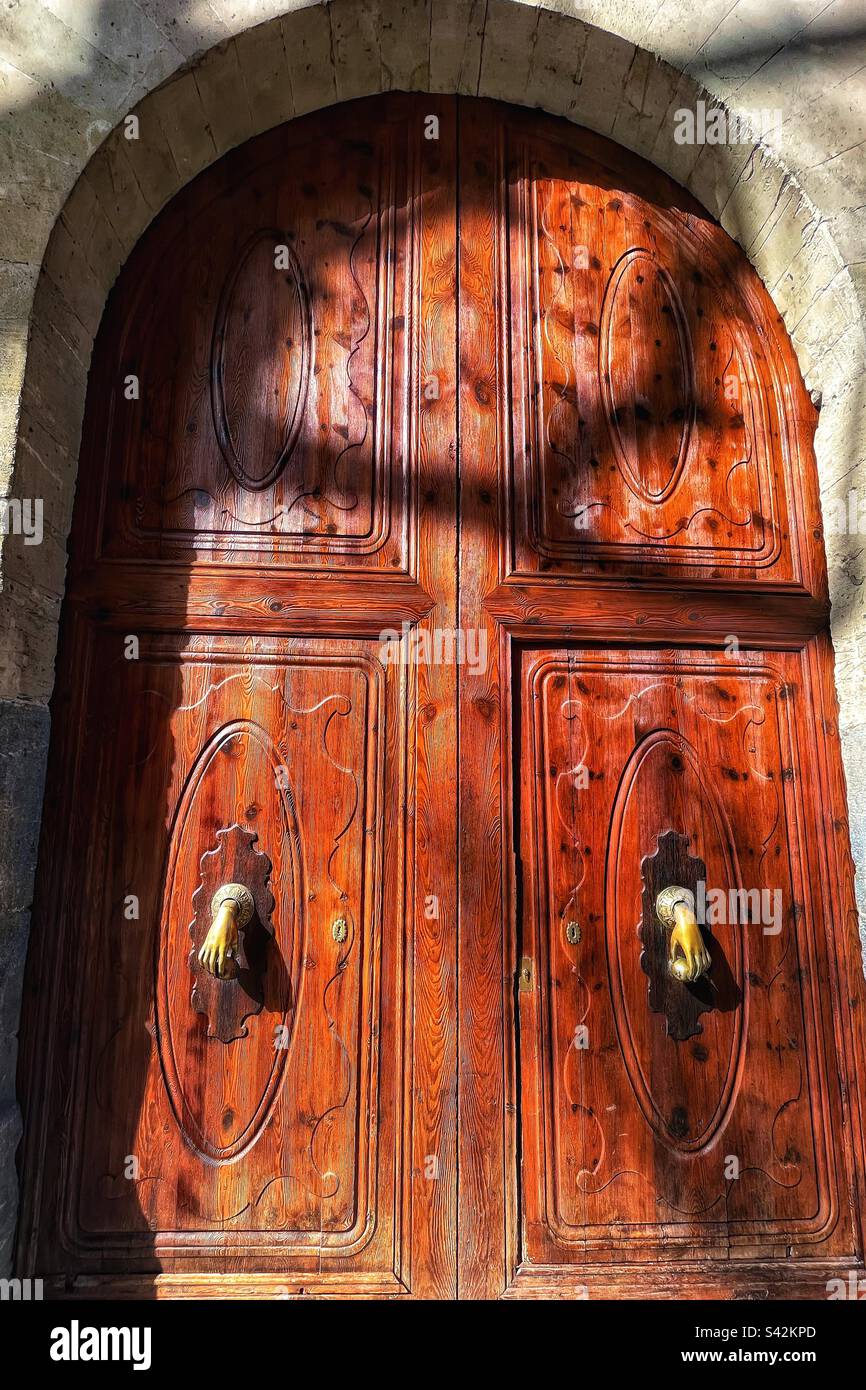 Porta a Palma di Maiorca, con portoni a forma di mano. - Immagine stock catturata con smartphone