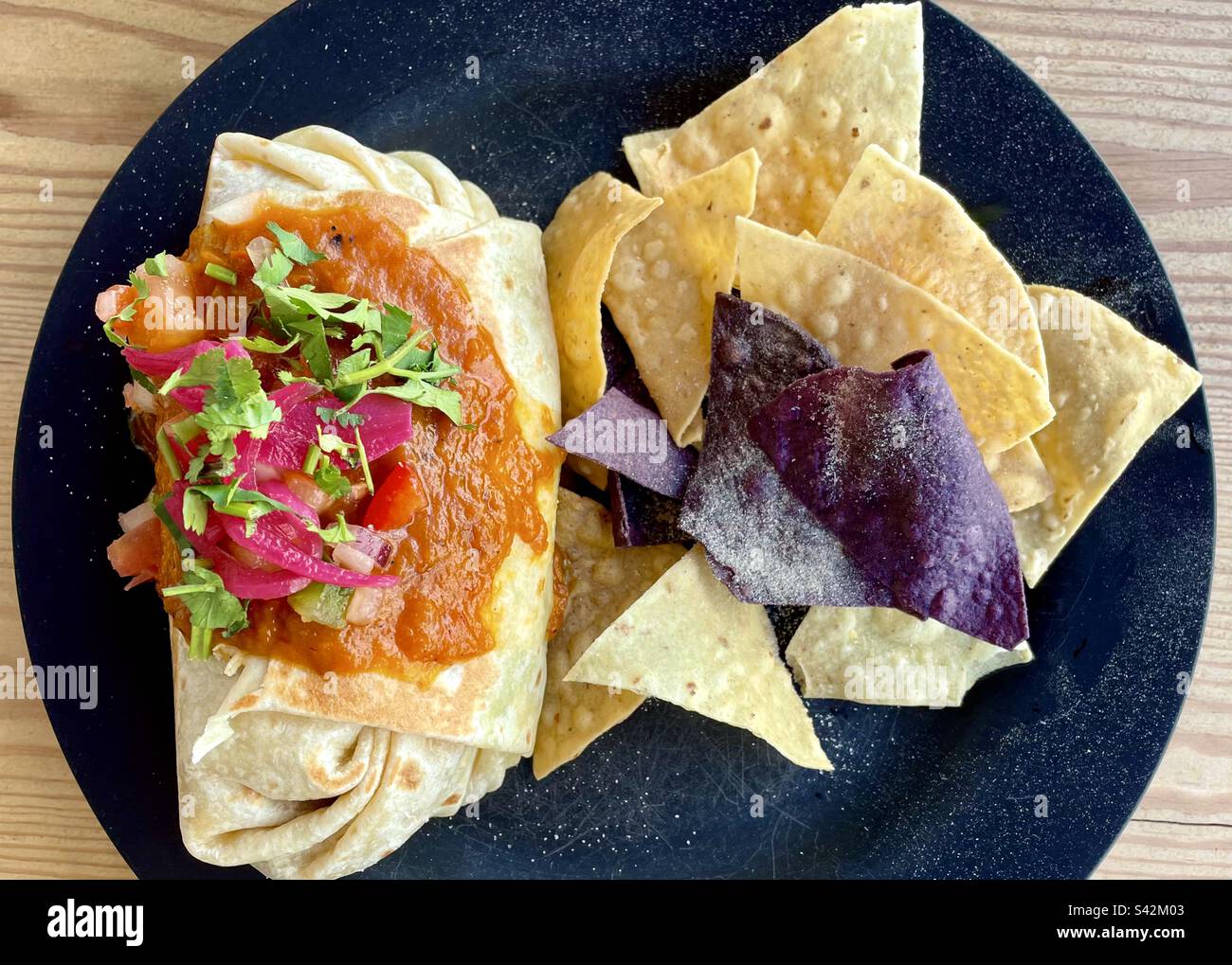 Burrito Carne asada con salsa rossa, cipolle rosse e coriandolo Foto Stock