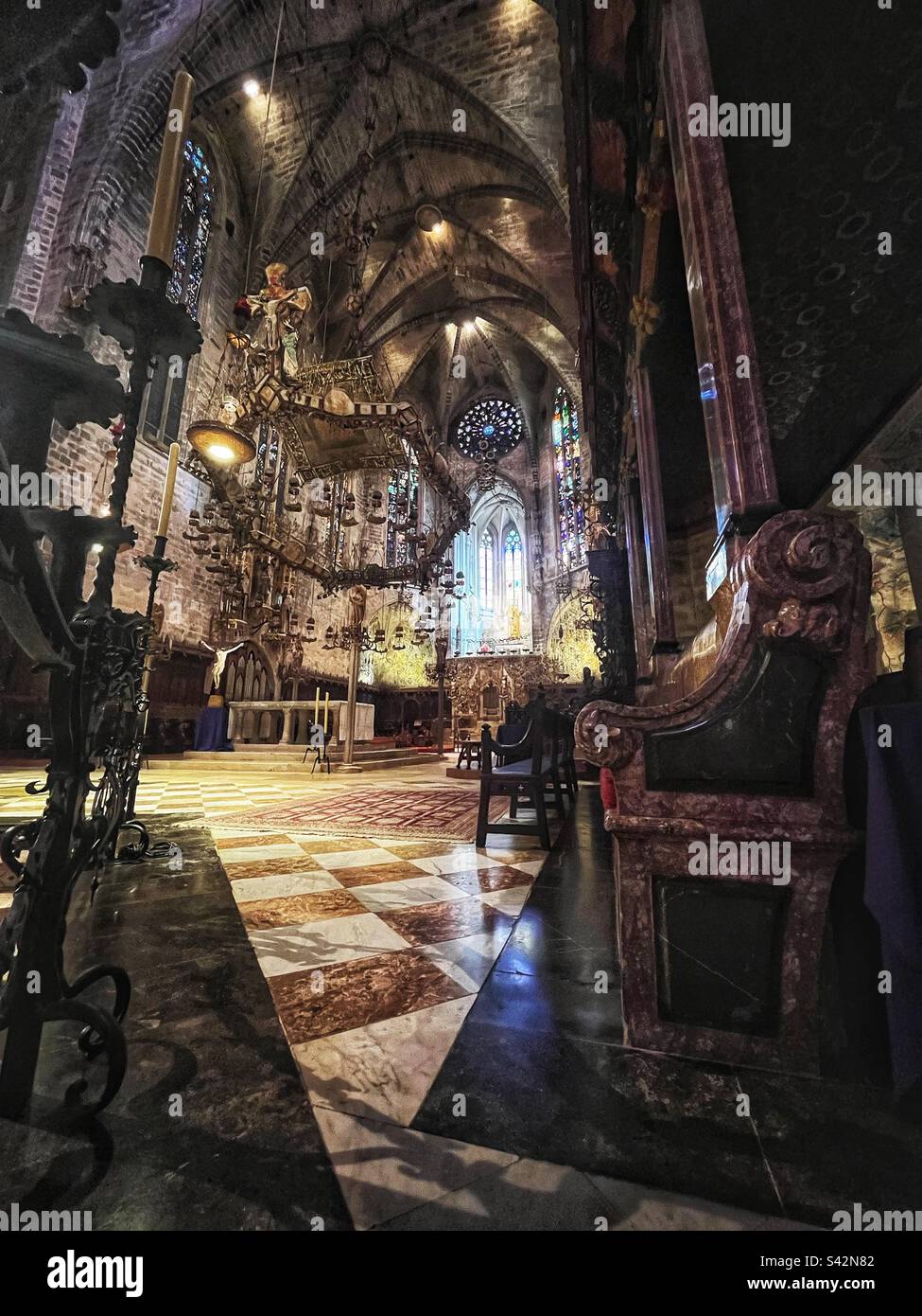 Prospettiva guardando la volta delle spine illuminate che pende sull'altare; sebbene attribuita a Gaudí, l'opera è stata effettivamente completata da uno dei suoi allievi nella Cattedrale di Palma - Immagine stock catturata con smartphone