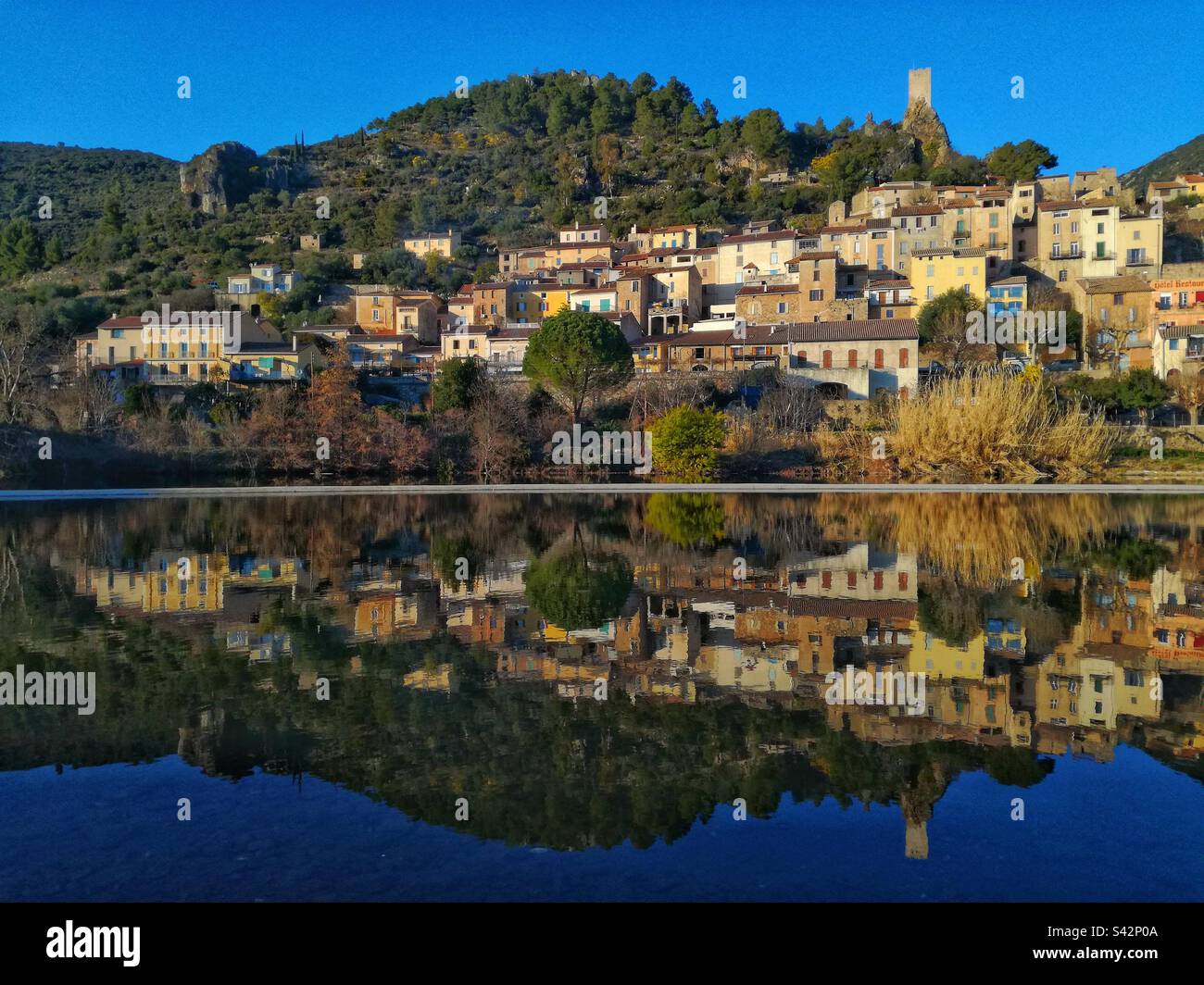 Roquebrun villaggio in Haut-Languedoc. Occitanie, Francia - Immagine stock catturata con smartphone