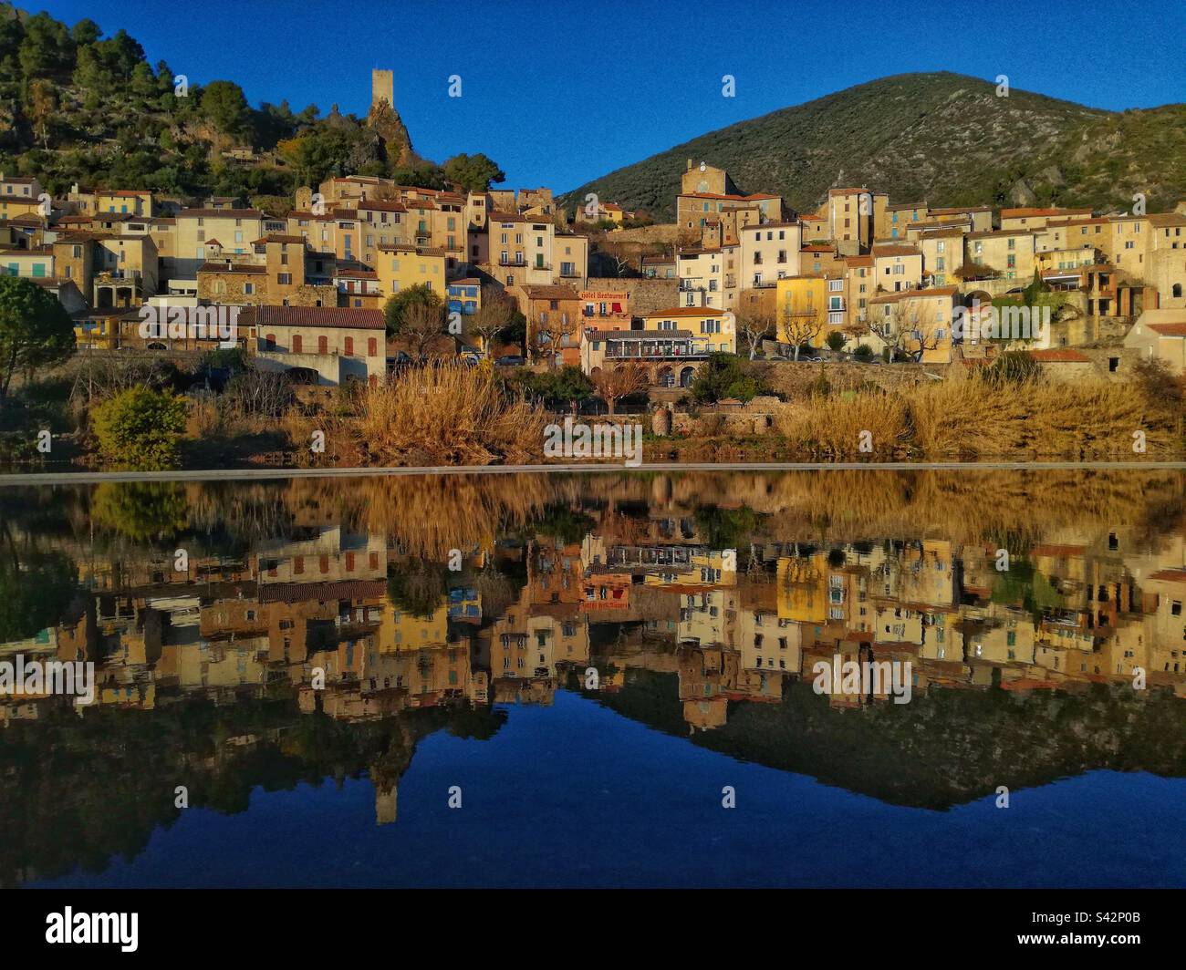 Roquebrun villaggio in Haut-Languedoc. Occitanie, Francia - Immagine stock catturata con smartphone