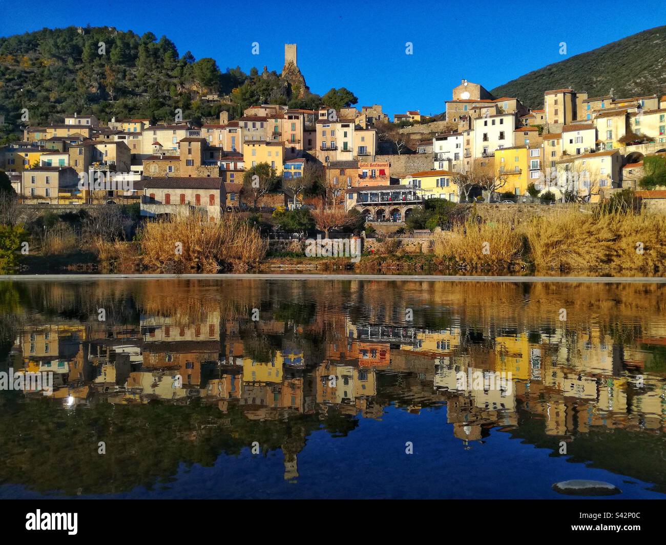 Roquebrun villaggio in Haut-Languedoc. Occitanie, Francia - Immagine stock catturata con smartphone