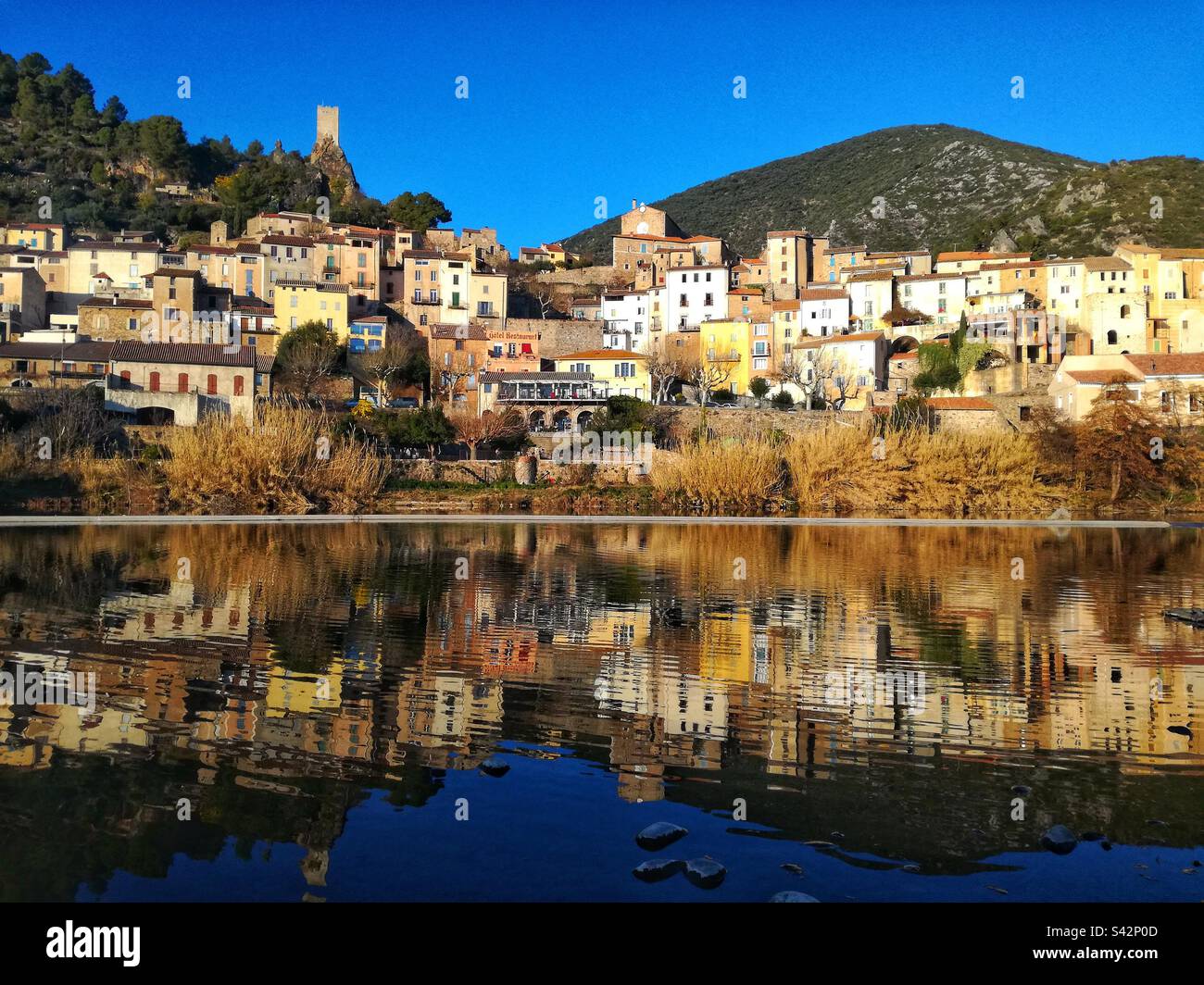 Roquebrun villaggio in Haut-Languedoc. Occitanie, Francia - Immagine stock catturata con smartphone