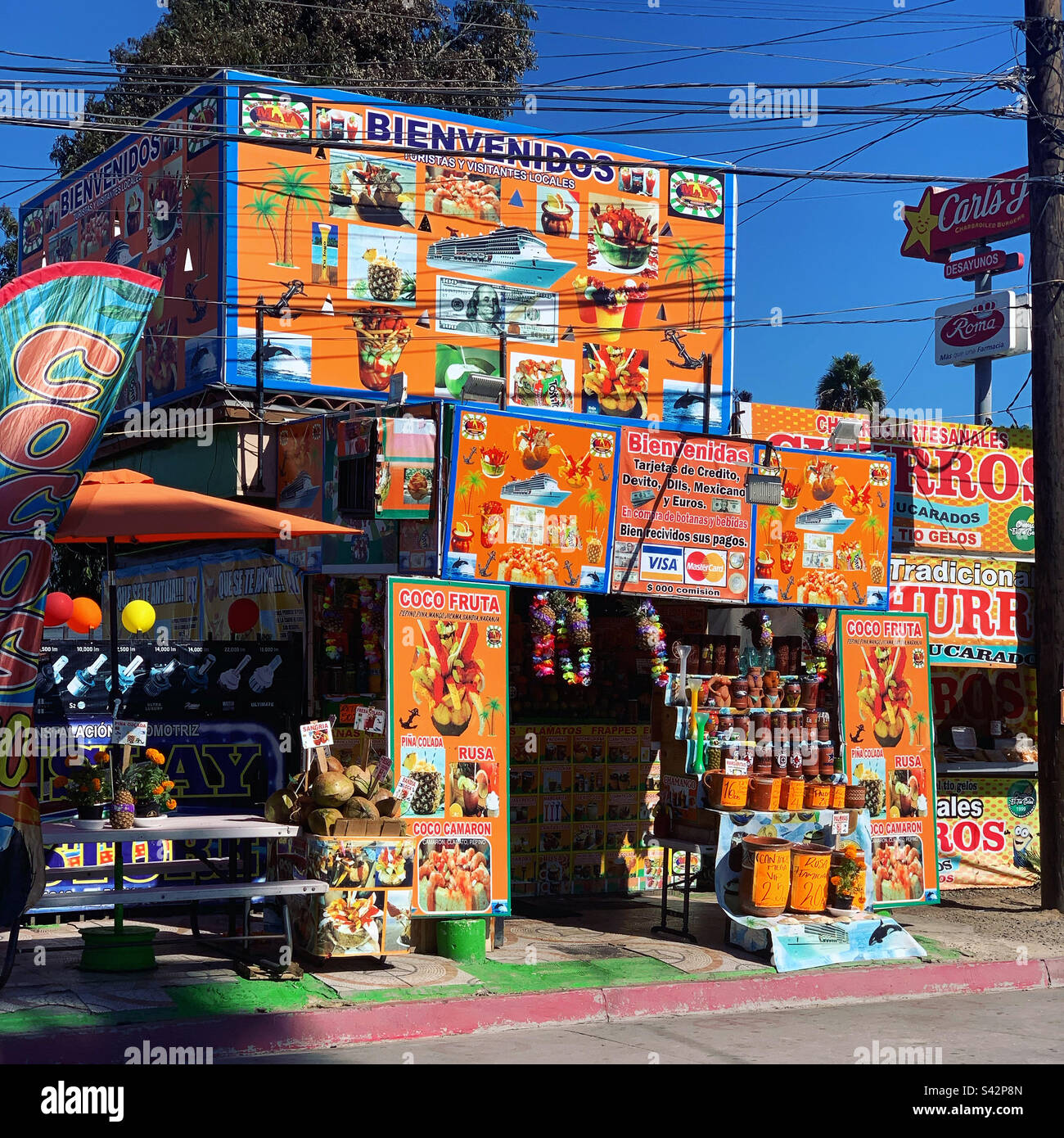 Novembre, 2022, bancarelle di cibo colorato, Malecon, Ensenada, Baja California, Messico - Immagine stock catturata con smartphone