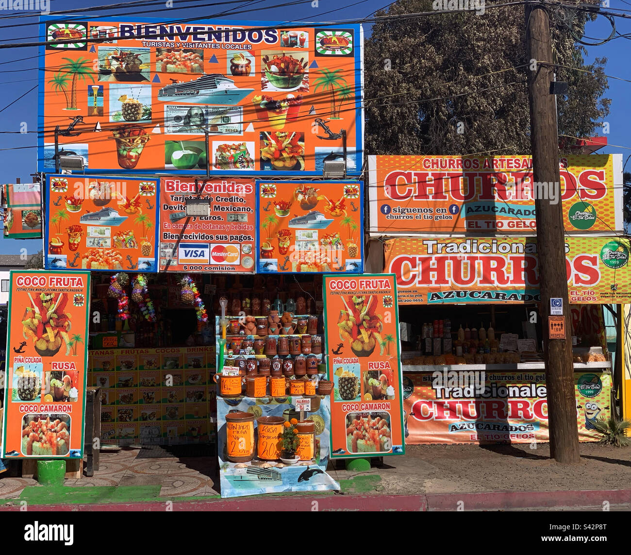 Novembre, 2022, bancarelle di cibo colorato, Malecon, Ensenada, Baja California, Messico - Immagine stock catturata con smartphone