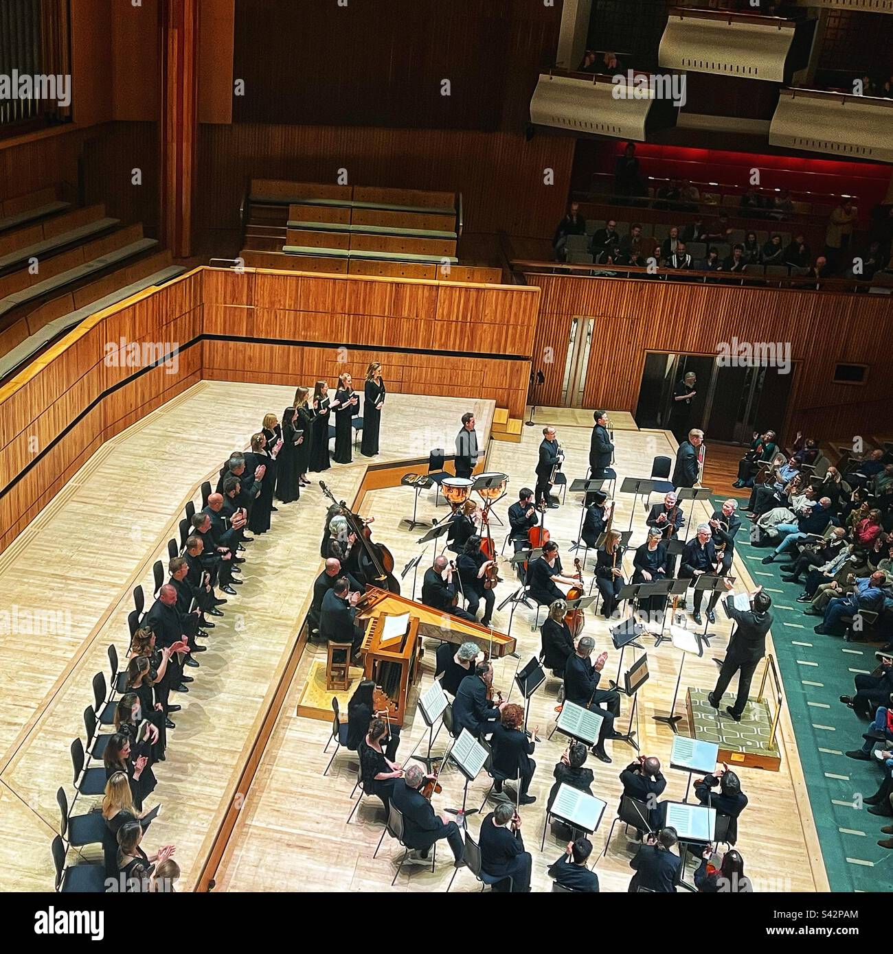 L'Orchestra of the Age of Enlightenment suona strumenti d'epoca sul palco con coro e direttore d'orchestra presso il Royal Festival Hall di Londra - Immagine stock catturata con smartphone