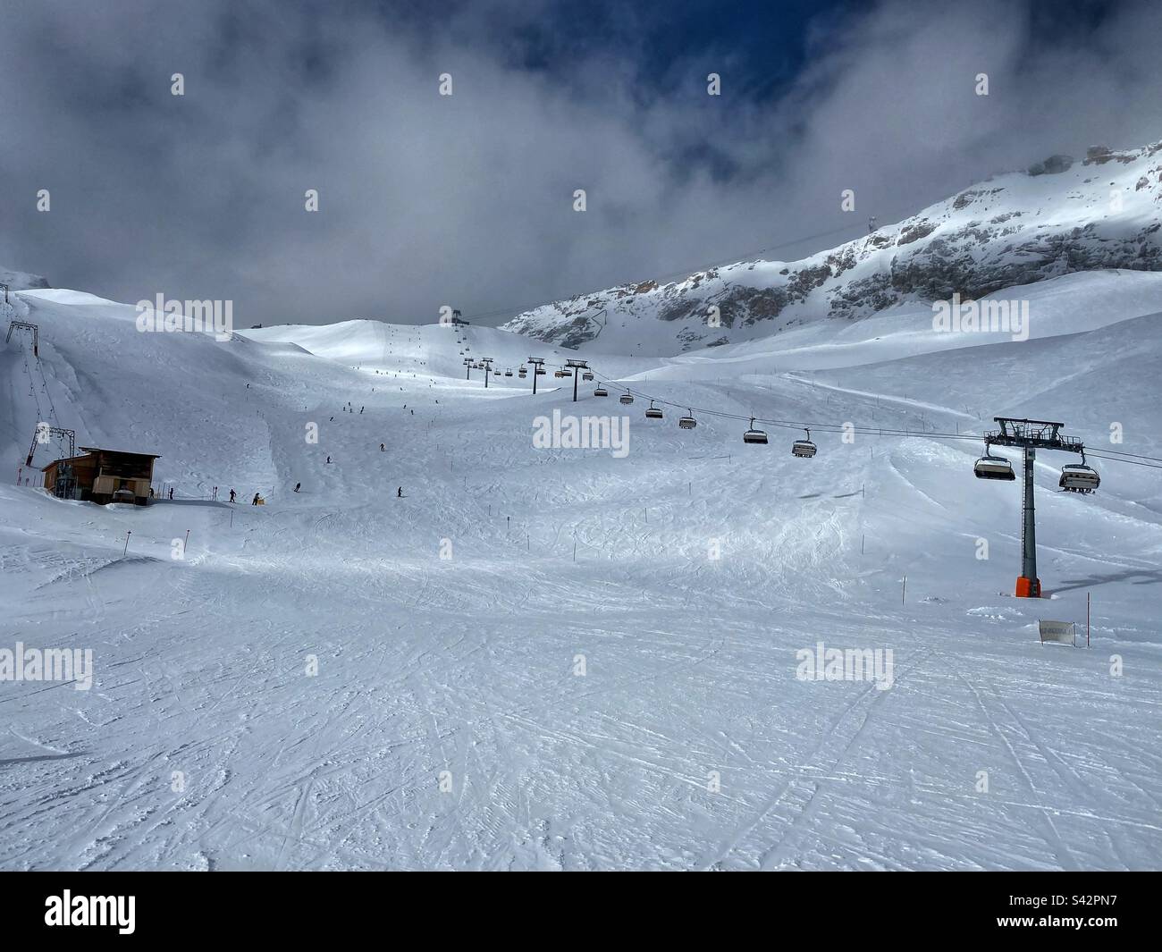Area sciistica e ascensore in cima al ghiacciaio Zugspitze, la montagna tedesca più alta. Foto Stock
