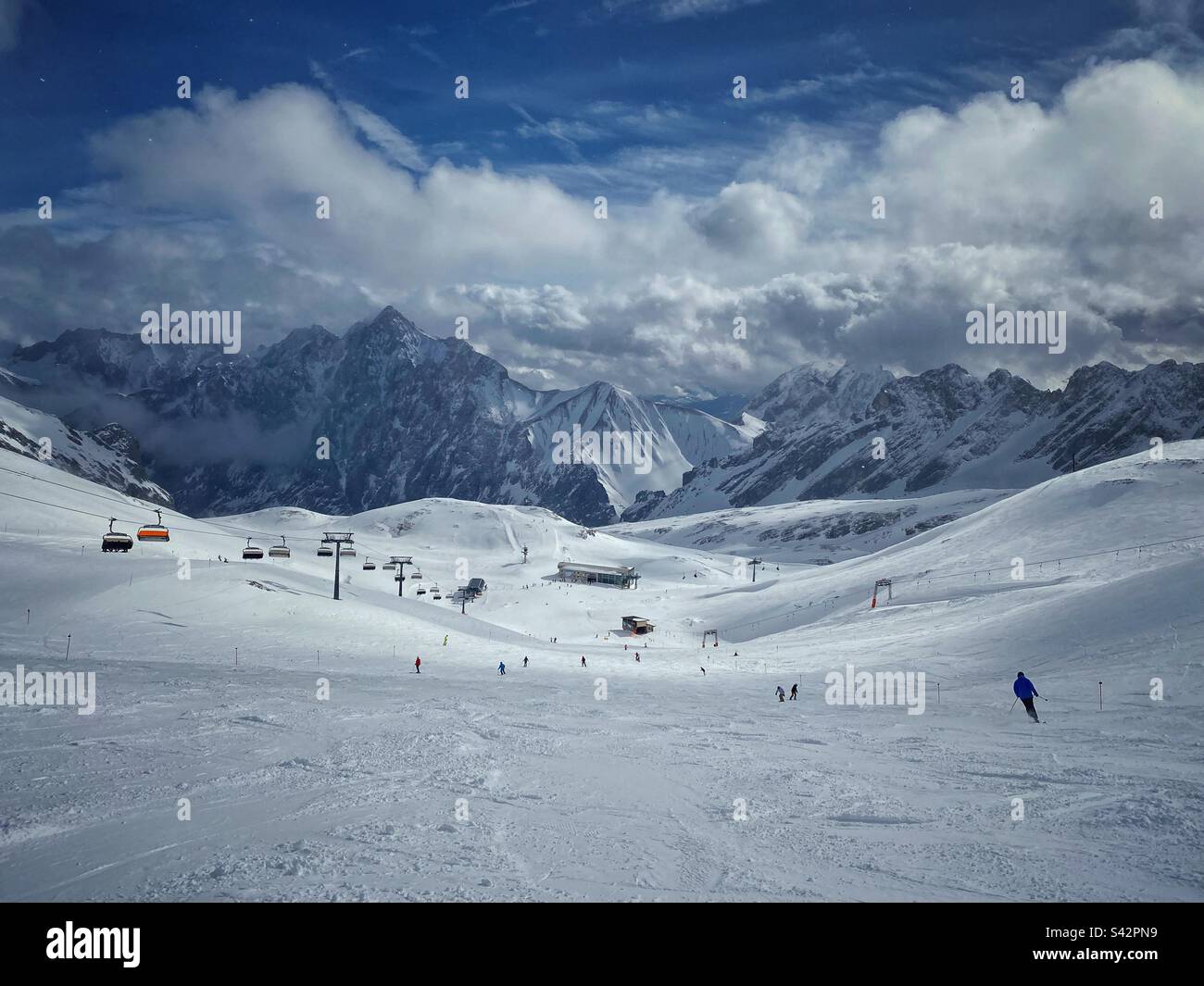 Vista panoramica sulle montagne invernali dal ghiacciaio Zugspitze, la montagna tedesca più alta. Foto Stock