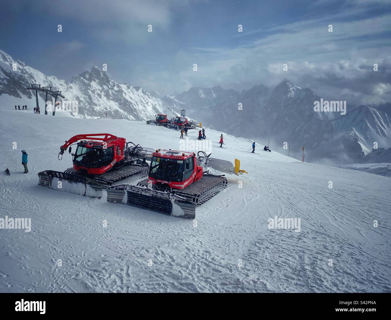Snowgroomers sulla cima del ghiacciaio Zugspitze, la montagna tedesca più alta. - Immagine stock catturata con smartphone