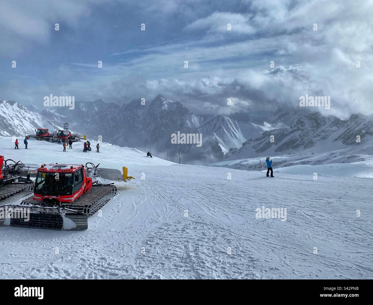 Snowgroomers con vista panoramica sulla cima del ghiacciaio Zugspitze, la montagna tedesca più alta. - Immagine stock catturata con smartphone