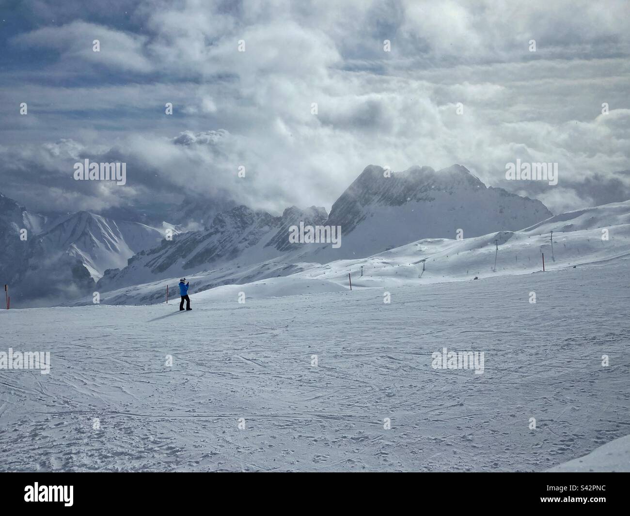 Pista da sci con vista panoramica sul ghiacciaio Zugspitze, la montagna tedesca più alta. - Immagine stock catturata con smartphone