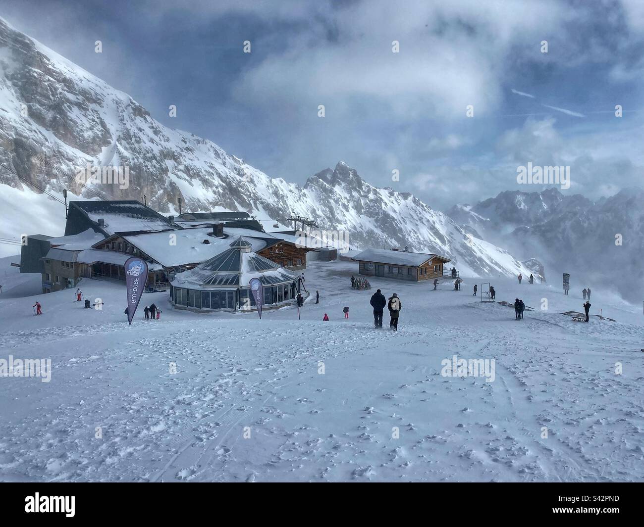 Stazione della funivia e ristorante con vista panoramica sulla cima di Zugspitze, la montagna tedesca più alta. - Immagine stock catturata con smartphone