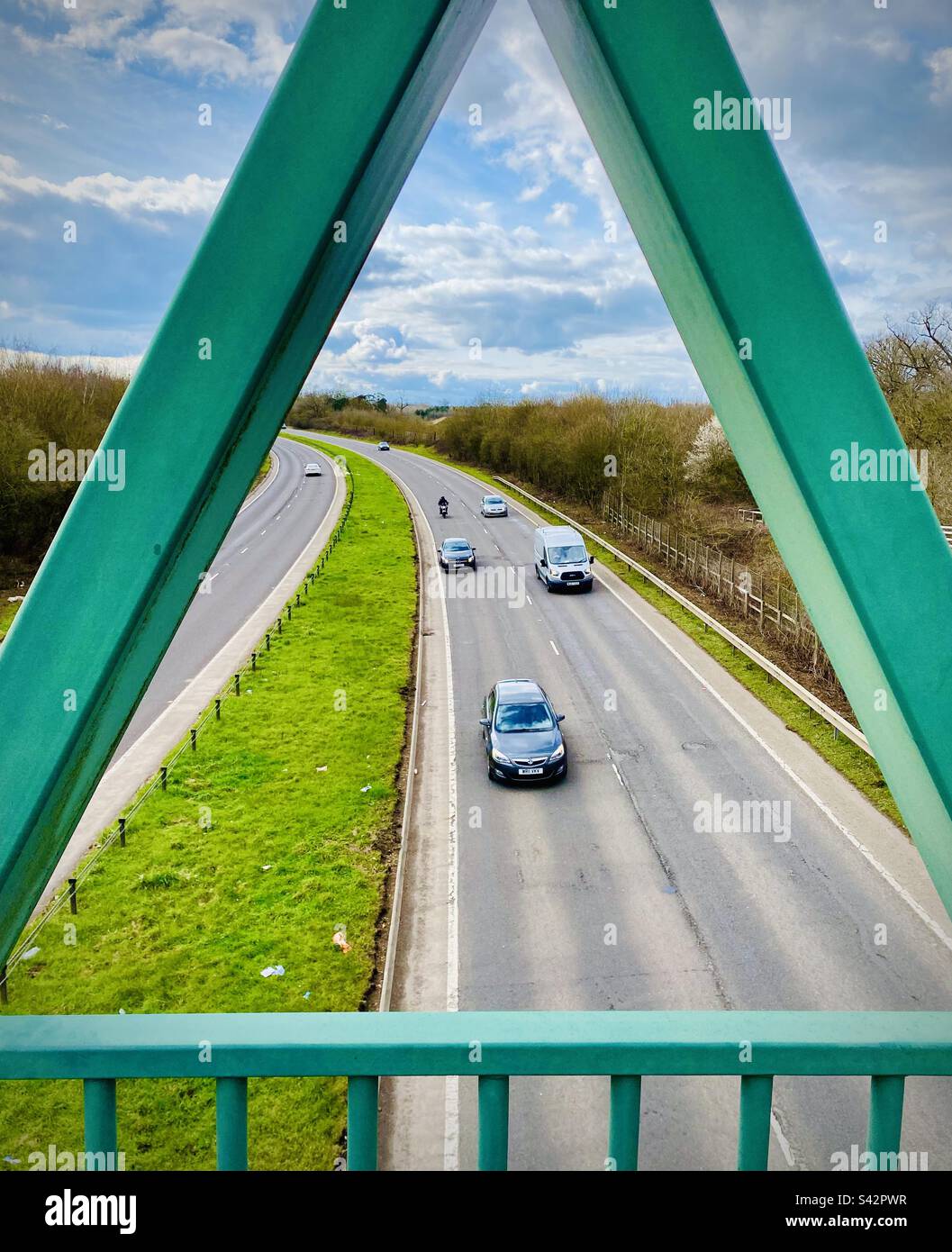 Automobili che viaggiano su una strada vista da un ponte che attraversa la strada nel Regno Unito Foto Stock