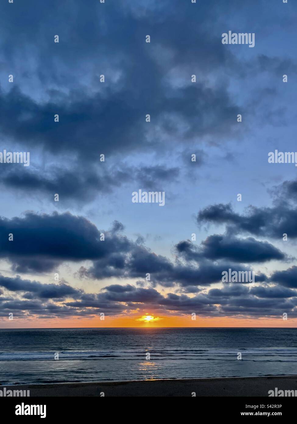 Tramonto perfetto sull'Oceano Atlantico Foto Stock