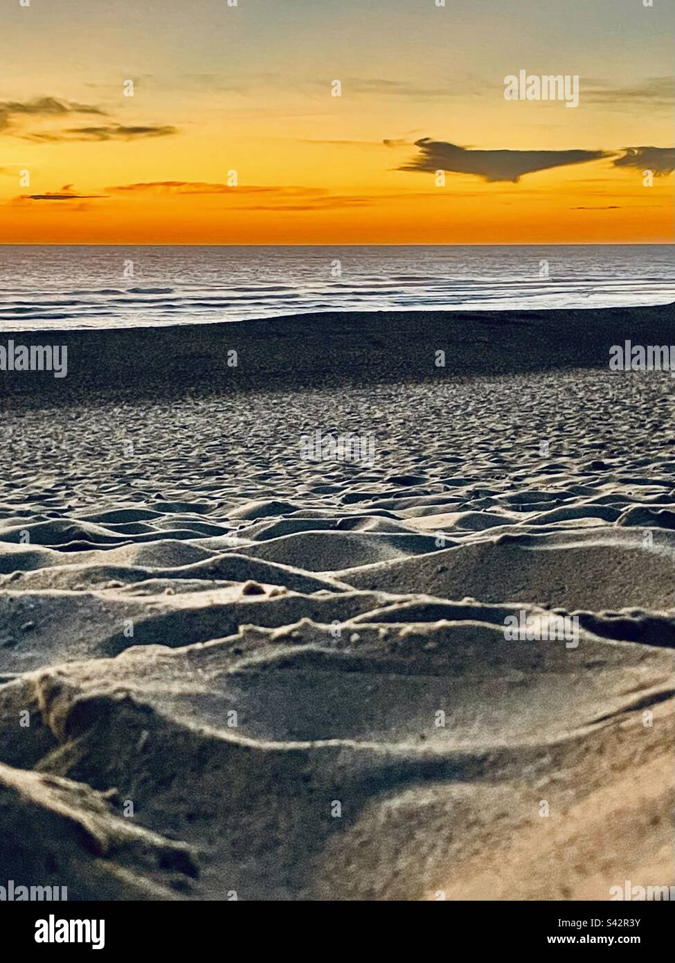 Tramonto perfetto nel sud-ovest della Francia sull'Oceano Atlantico Foto Stock