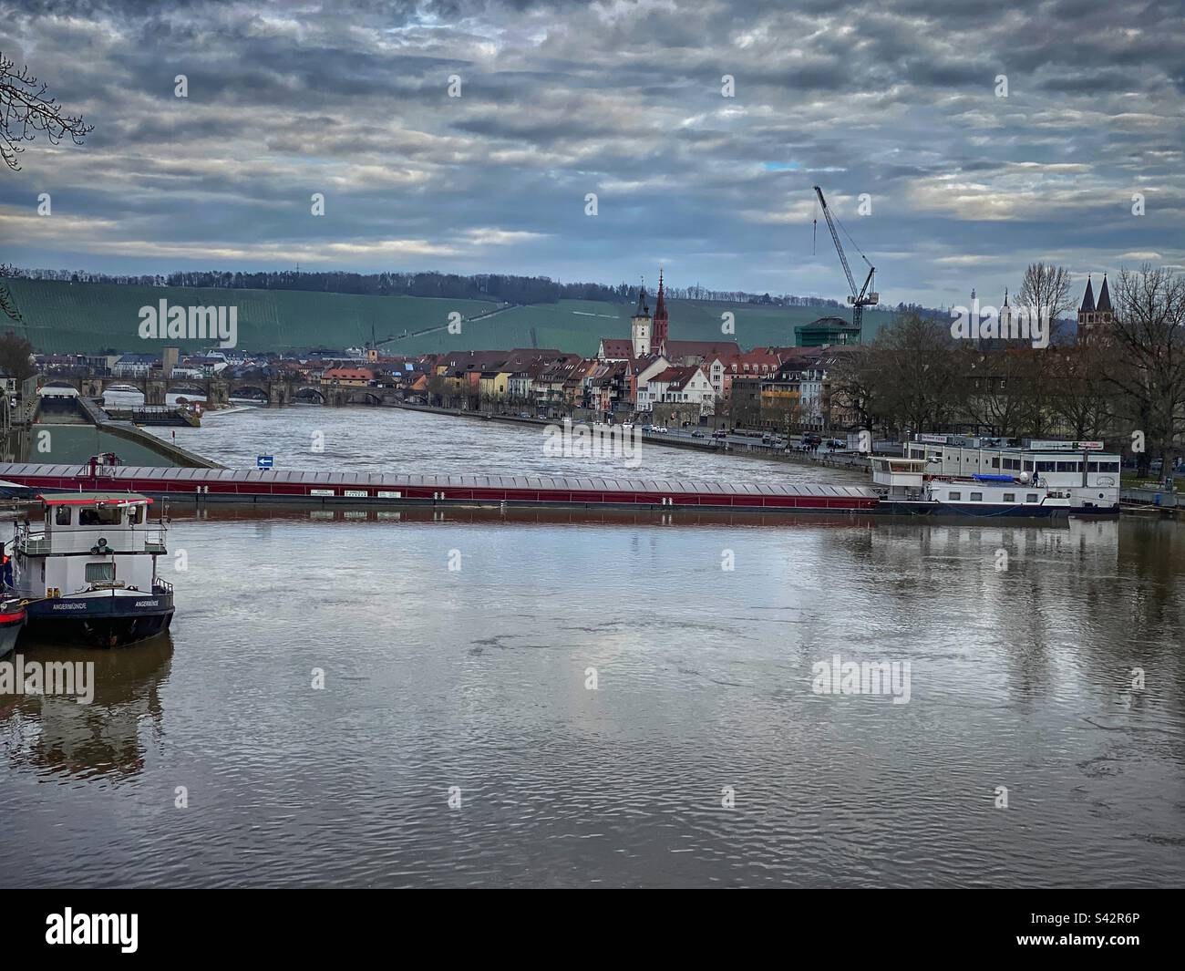Barche sul fiume meno con vista sulla città di Würzburg, Germania. Foto Stock