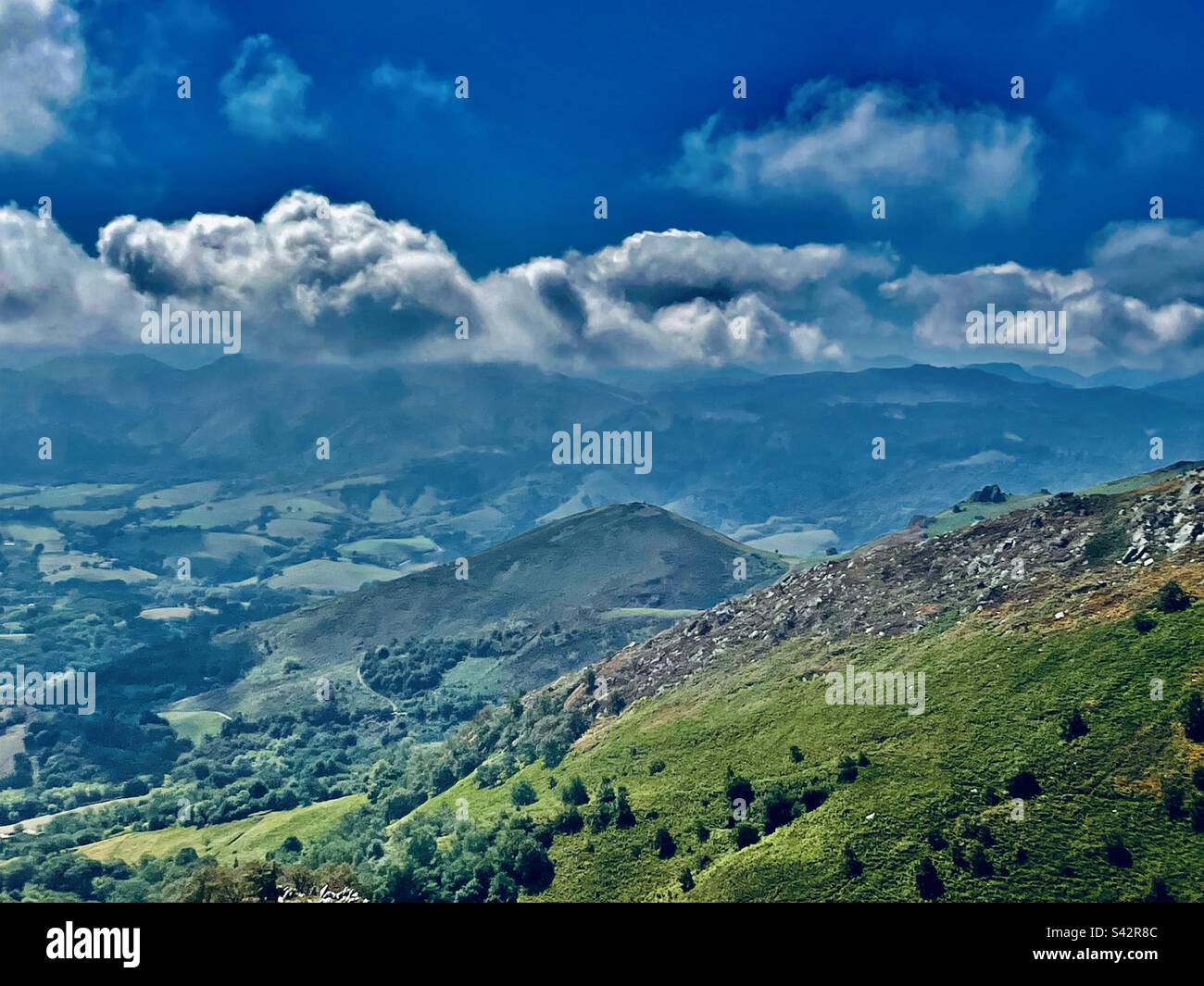 Vista panoramica dei Pirenei, Francia - Immagine stock catturata con smartphone