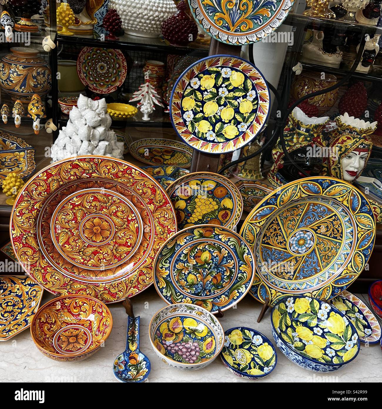 Piatti e piatti in ceramica in un negozio di Taormina, Sicilia Foto Stock