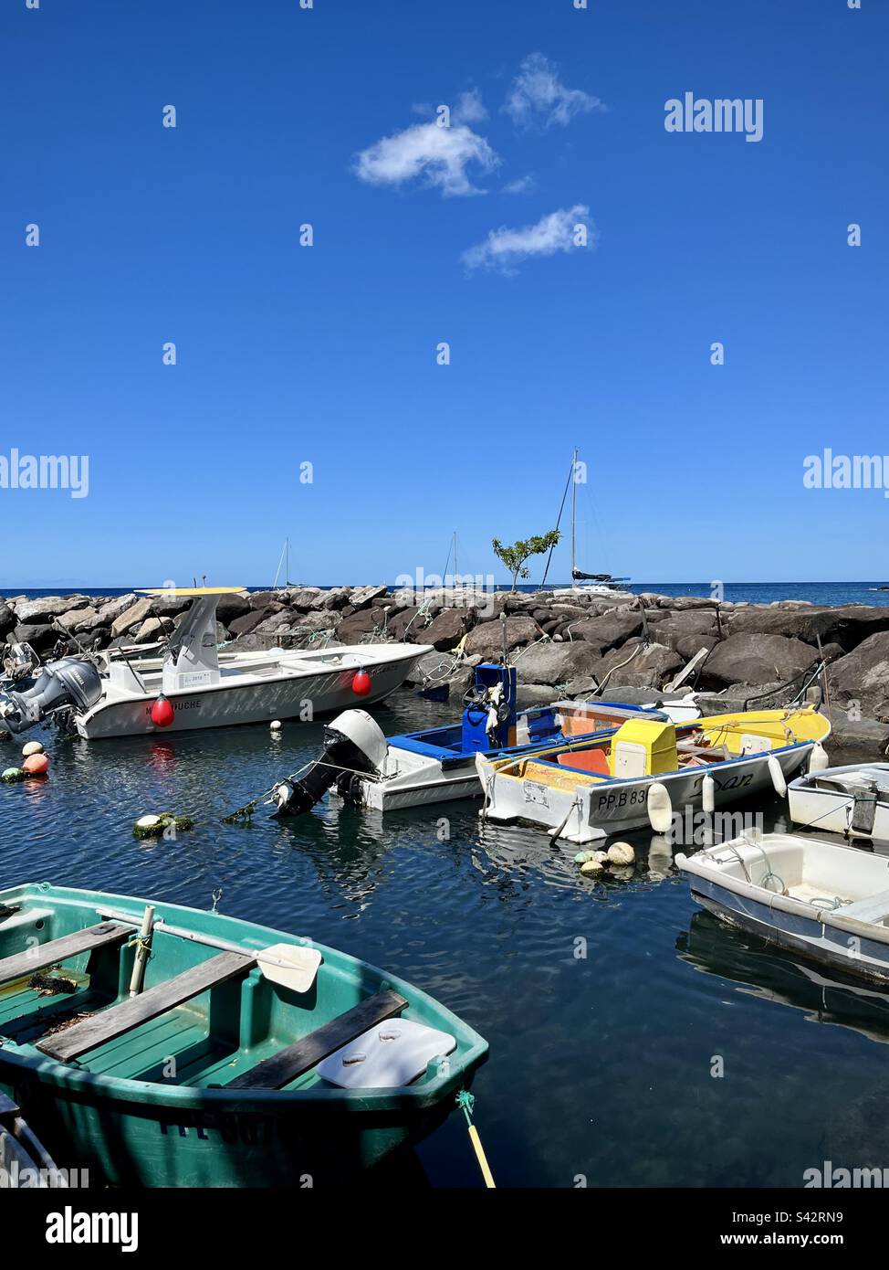 Vista di un piccolo porto di pesca locale nei Caraibi. Foto scattata in Guadalupa nel febbraio 2022 Foto Stock