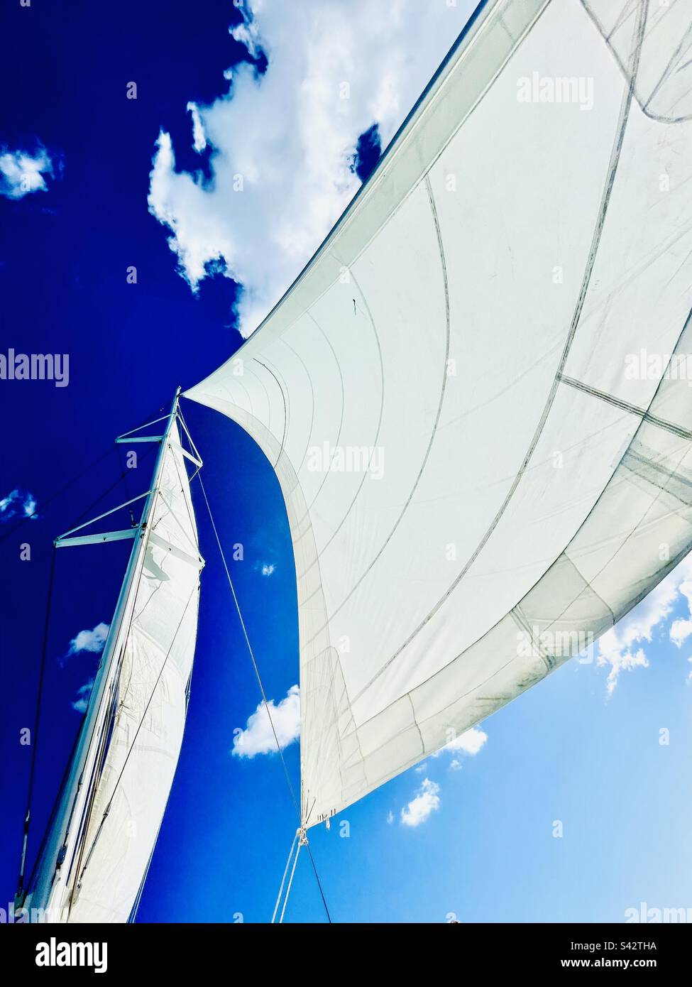 Vele su un cielo blu e nuvole sfondo. Navigazione nei Caraibi. - Immagine stock catturata con smartphone