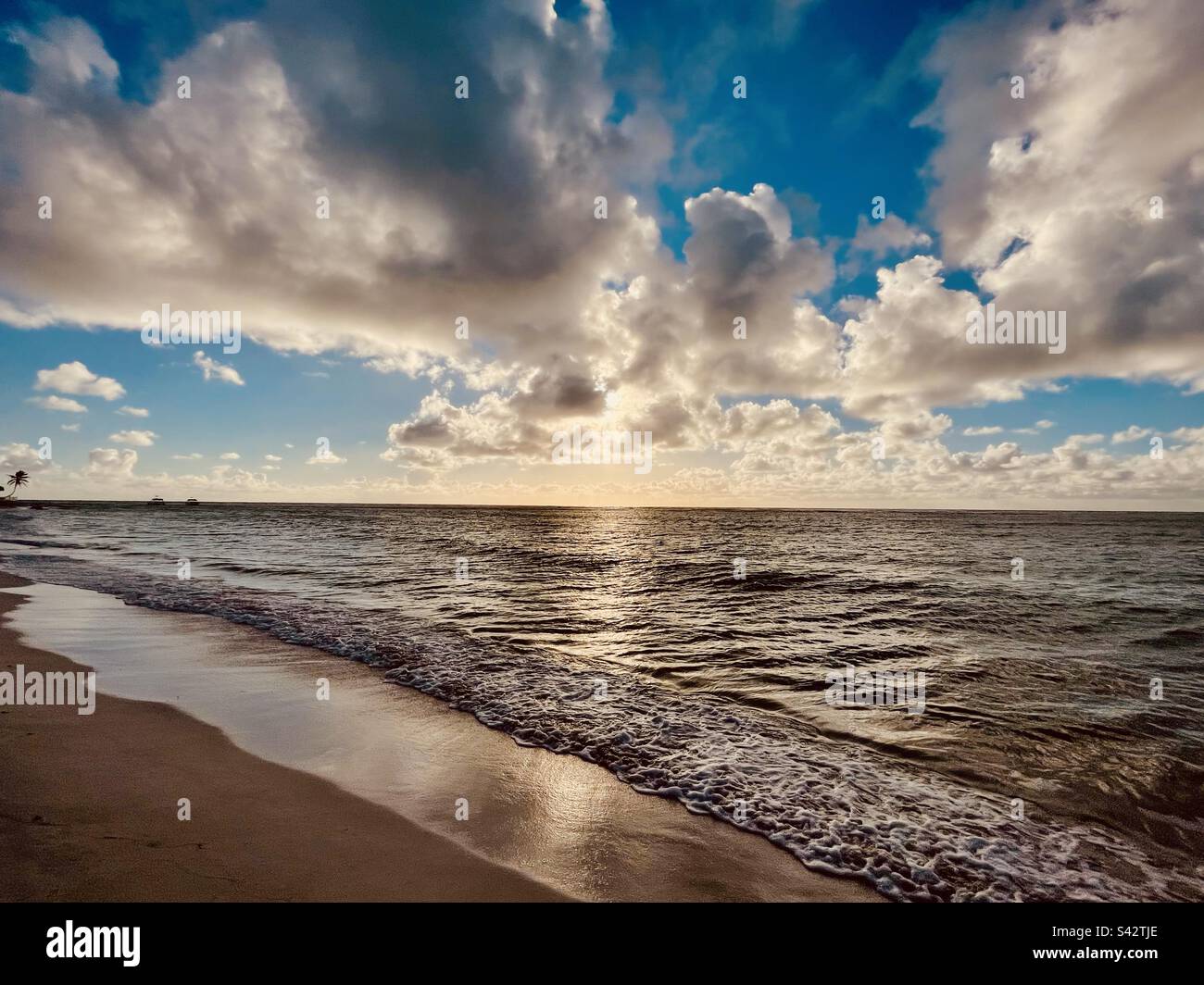 L'alba tranquilla sulla spiaggia da un'isola caraibica. Armonia e serenità. Stato meditativo. Foto Stock