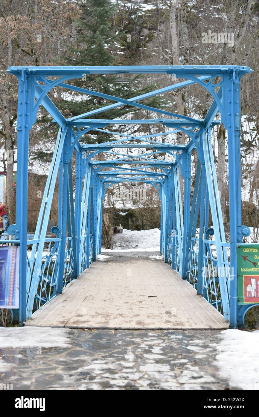Ponte blu a Central Park, Borjomi, Georgia Foto Stock