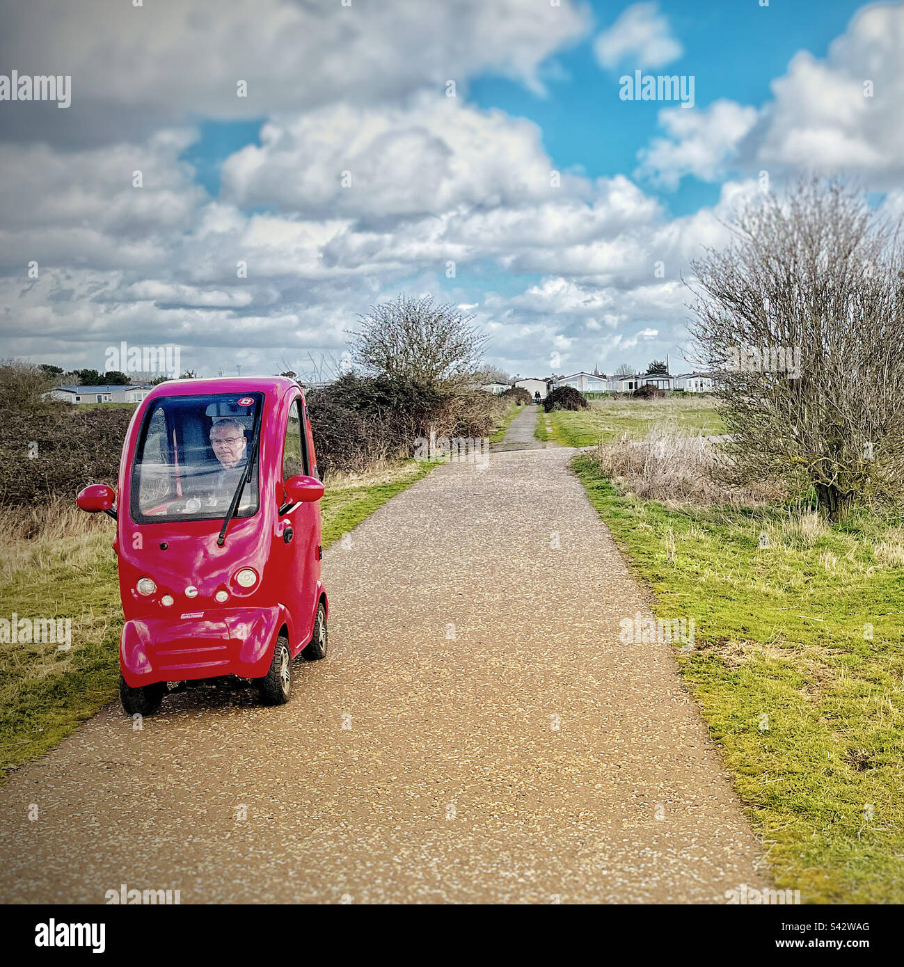 Veicolo a motore rosso brillante sul sentiero vicino al lungomare di Felixstowe Foto Stock