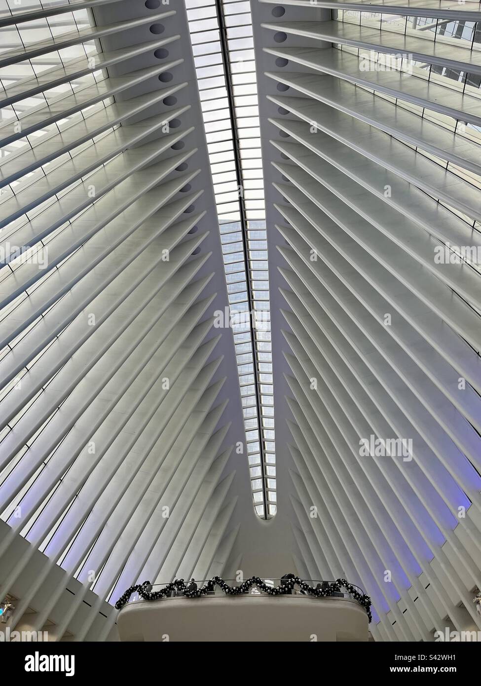 Vista interna dell'oculo di New York con la sua architettura moderna. Foto scattata a New York nel dicembre 202 Foto Stock