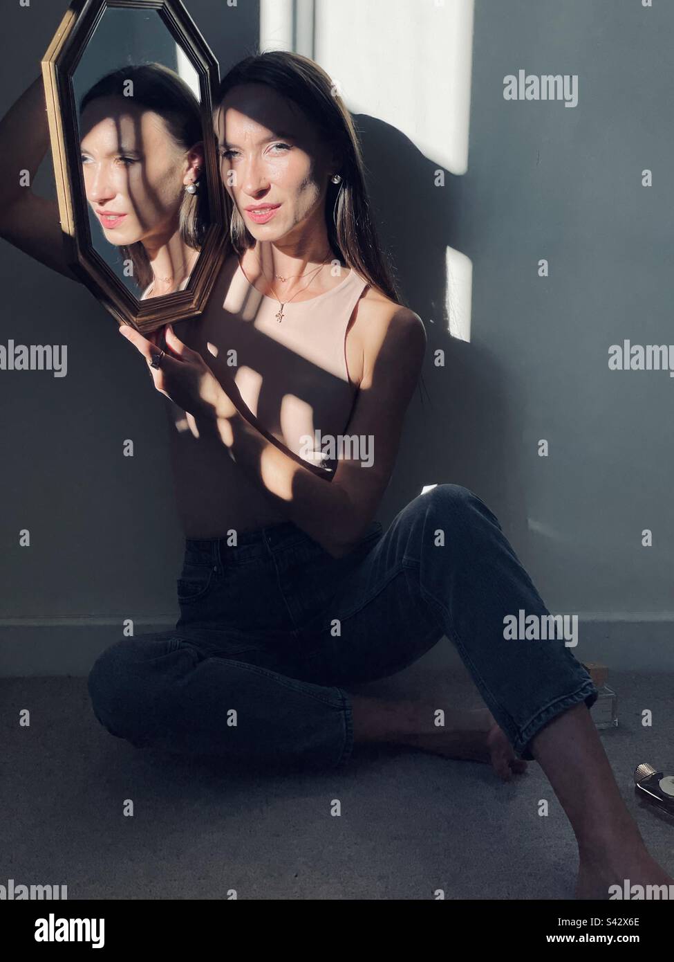 Ritratto con lo specchio - Immagine stock catturata con smartphone
