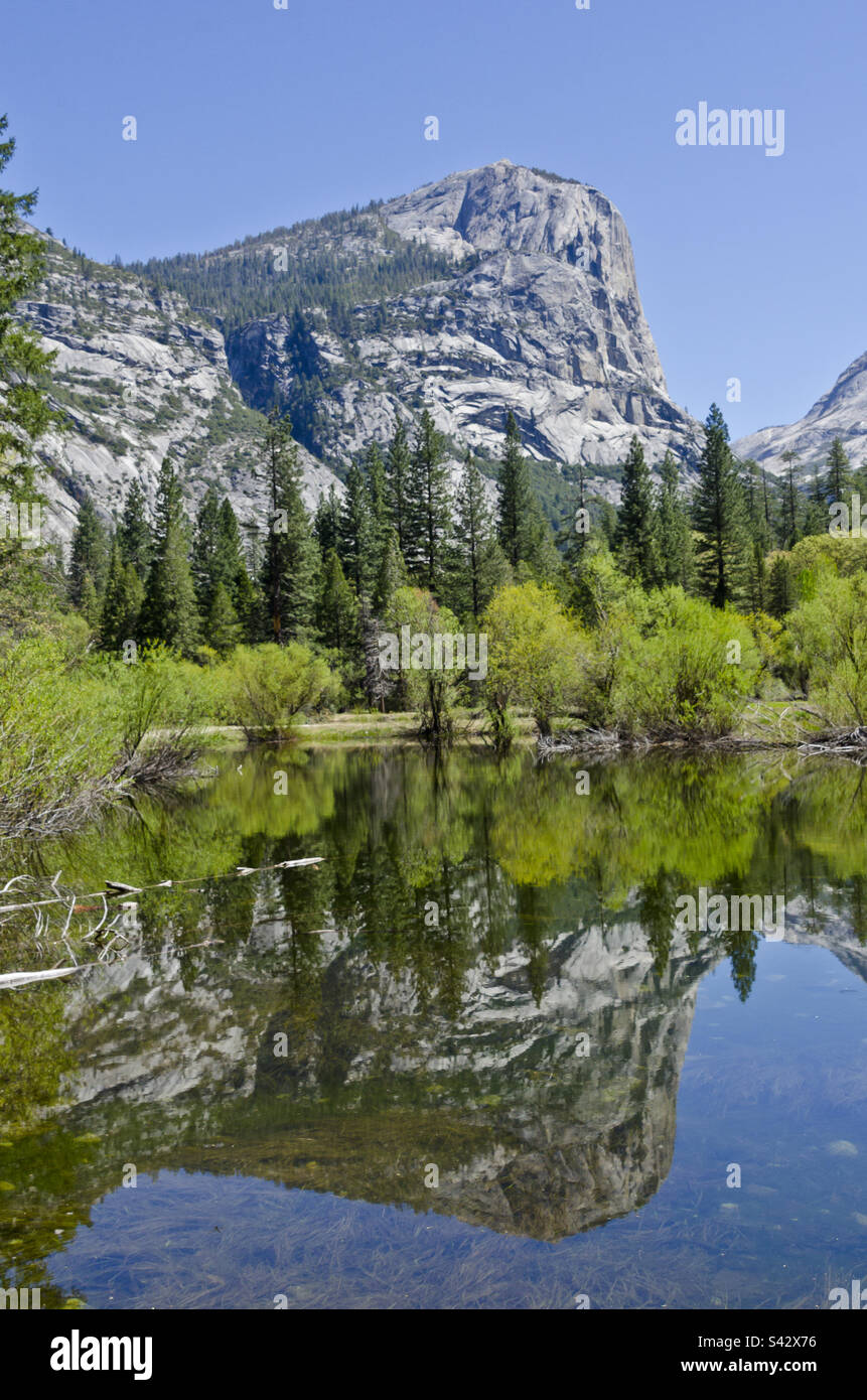 Lago di riflessione in Yosemite California Foto Stock