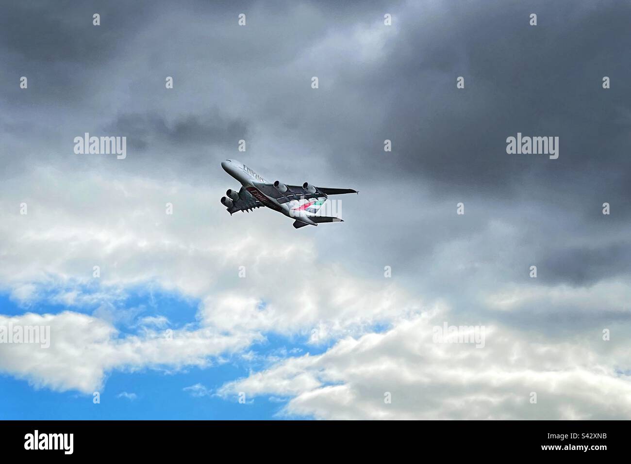 Emirates A380 lasciando l'aeroporto di Glasgow per tornare a Dubai. - Immagine stock catturata con smartphone