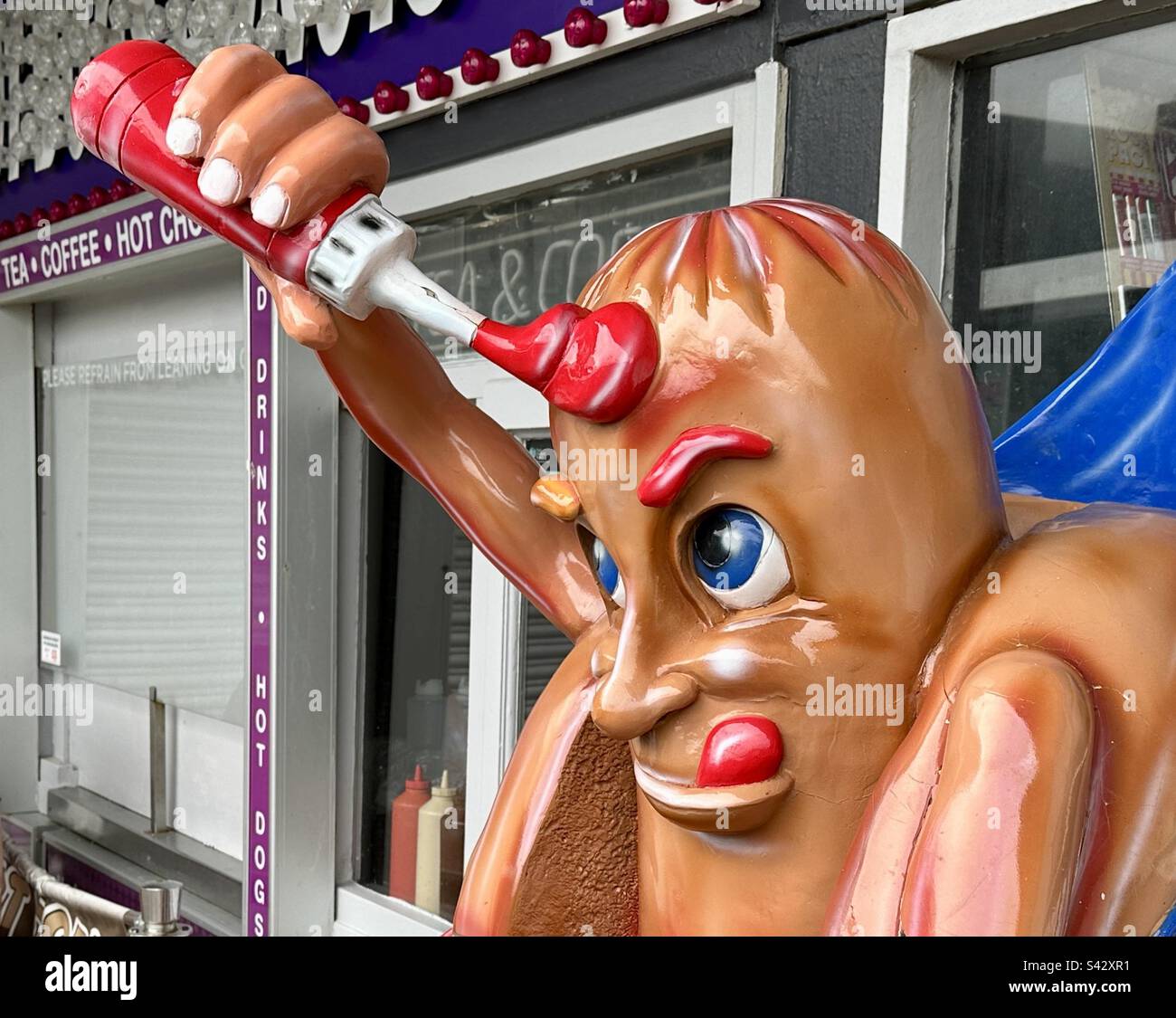 Una grande scultura promozionale di plastica di un hotdog sembra essersi unto, con ketchup su un molo di Blackpool! Foto Stock