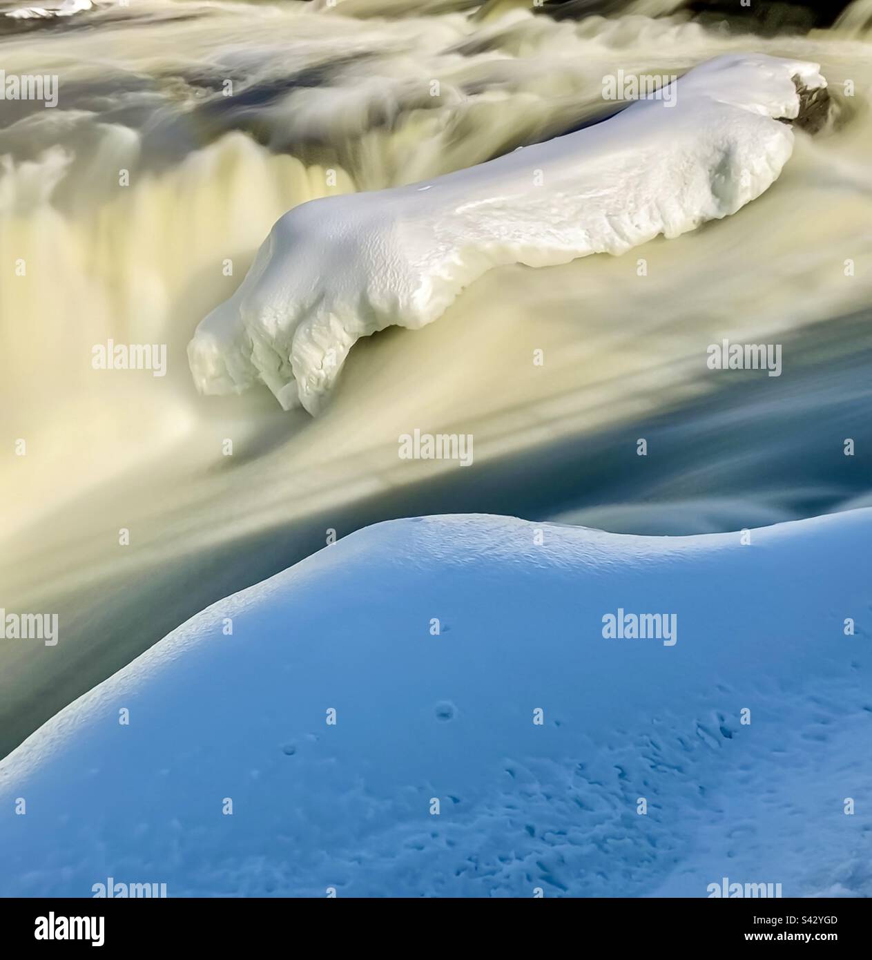 La corsa primaverile alla schiena di Hog cade in una lunga esposizione. Foto Stock