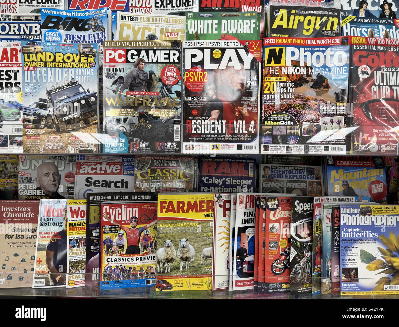 La rivista maschile si trova in un supermercato del regno unito Foto Stock