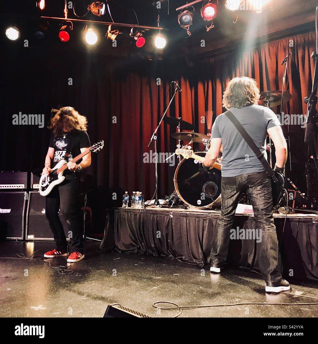 PhilX e The Drills Live Calgary AB - Immagine stock catturata con smartphone