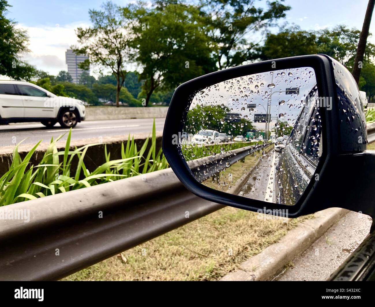 Specchio auto in strada alta strada fermato nel traffico Foto Stock