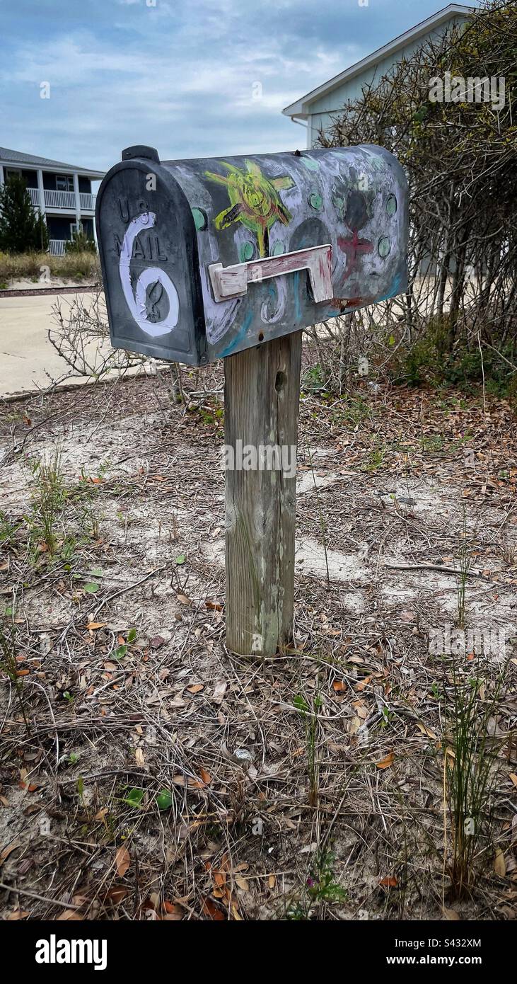 Stati Uniti US mailbox per la casa numero 6 decorato con vernice colorata - Immagine stock catturata con smartphone