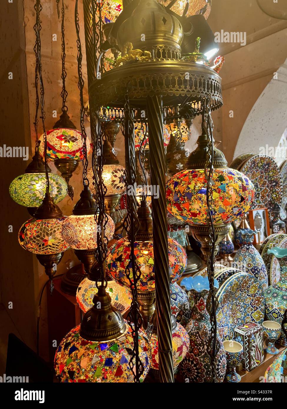 Lampade orientali in mosaico di vetro multicolore sospeso in un souk di  Dubai. Foto scattata a Dubai nell'agosto 2022 Foto stock - Alamy