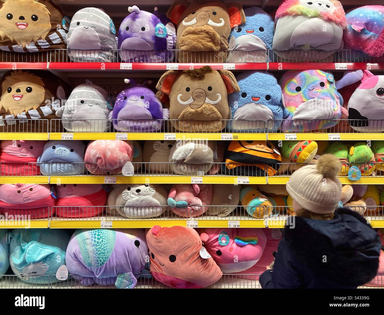 Londra, Regno Unito. Un bambino guarda una gamma di giocattoli Squishmallow in un negozio di giocattoli. Credito: Katie Collins/Stockimo Foto Stock