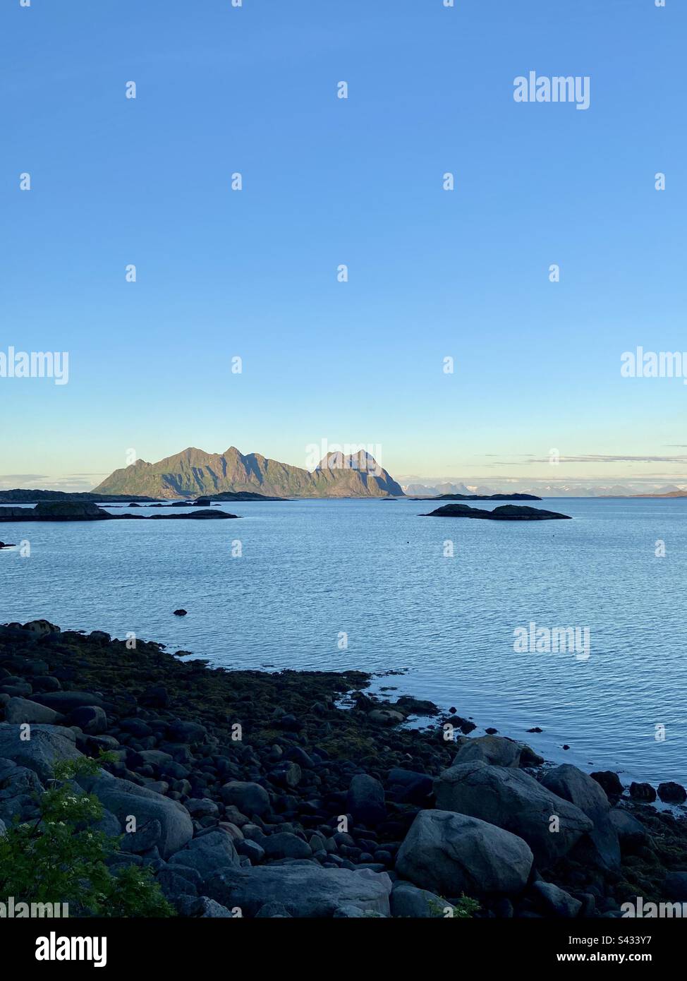 Paesaggio marino con isole e montagne nelle isole Lofoten, Norvegia, in tarda serata di sole. Foto Stock