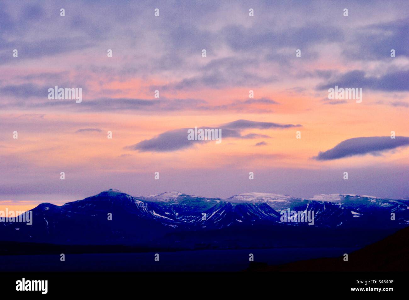 Tramonto sulle montagne islandesi in inverno Foto Stock