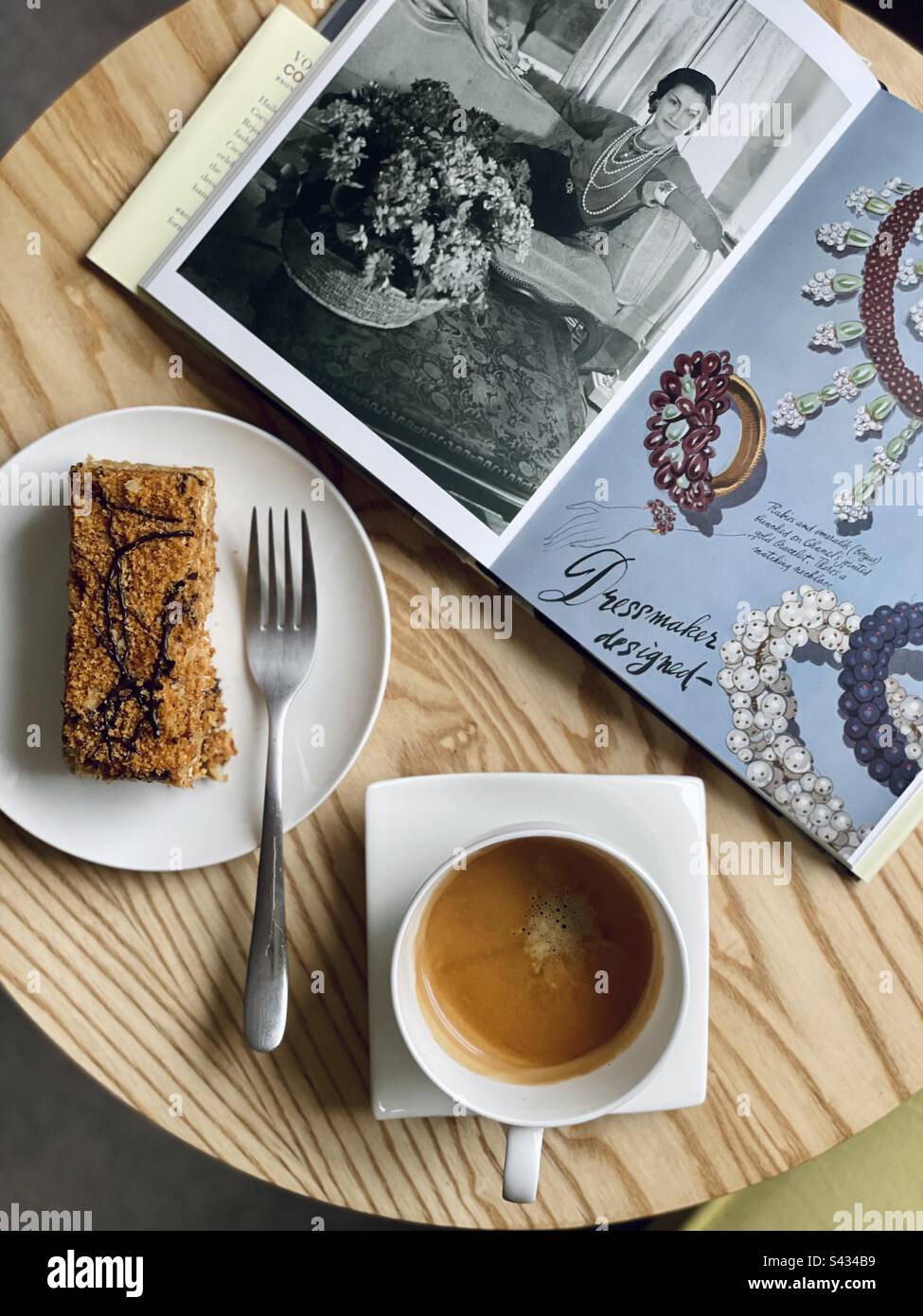 Torta al miele e caffè. - Immagine stock catturata con smartphone