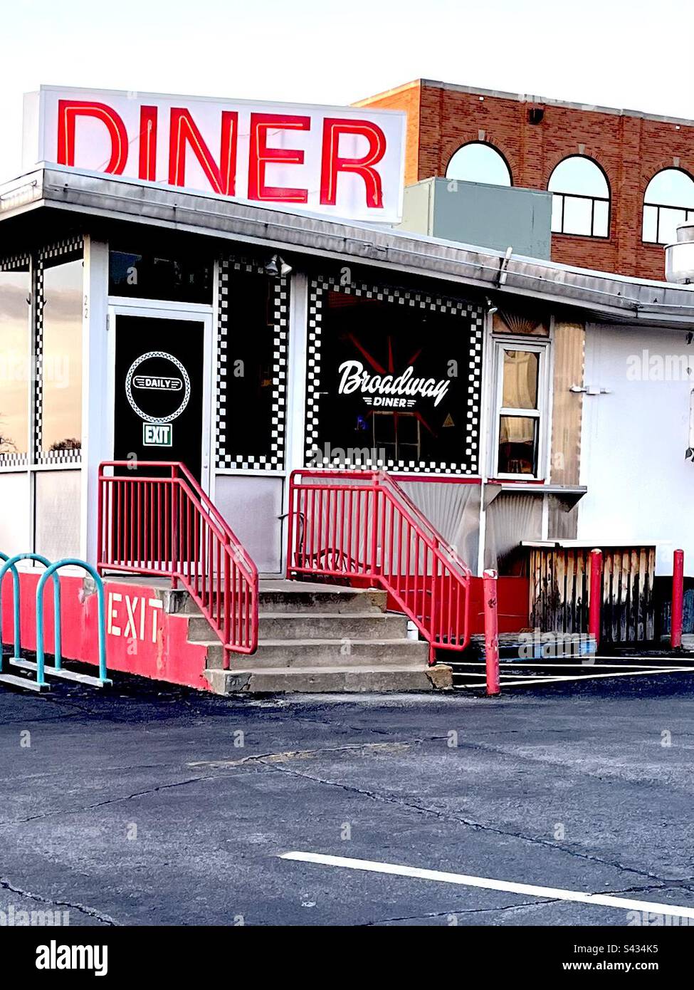Esterno dell'edificio. Broadway Diner, Columbia, Missouri. - Immagine stock catturata con smartphone