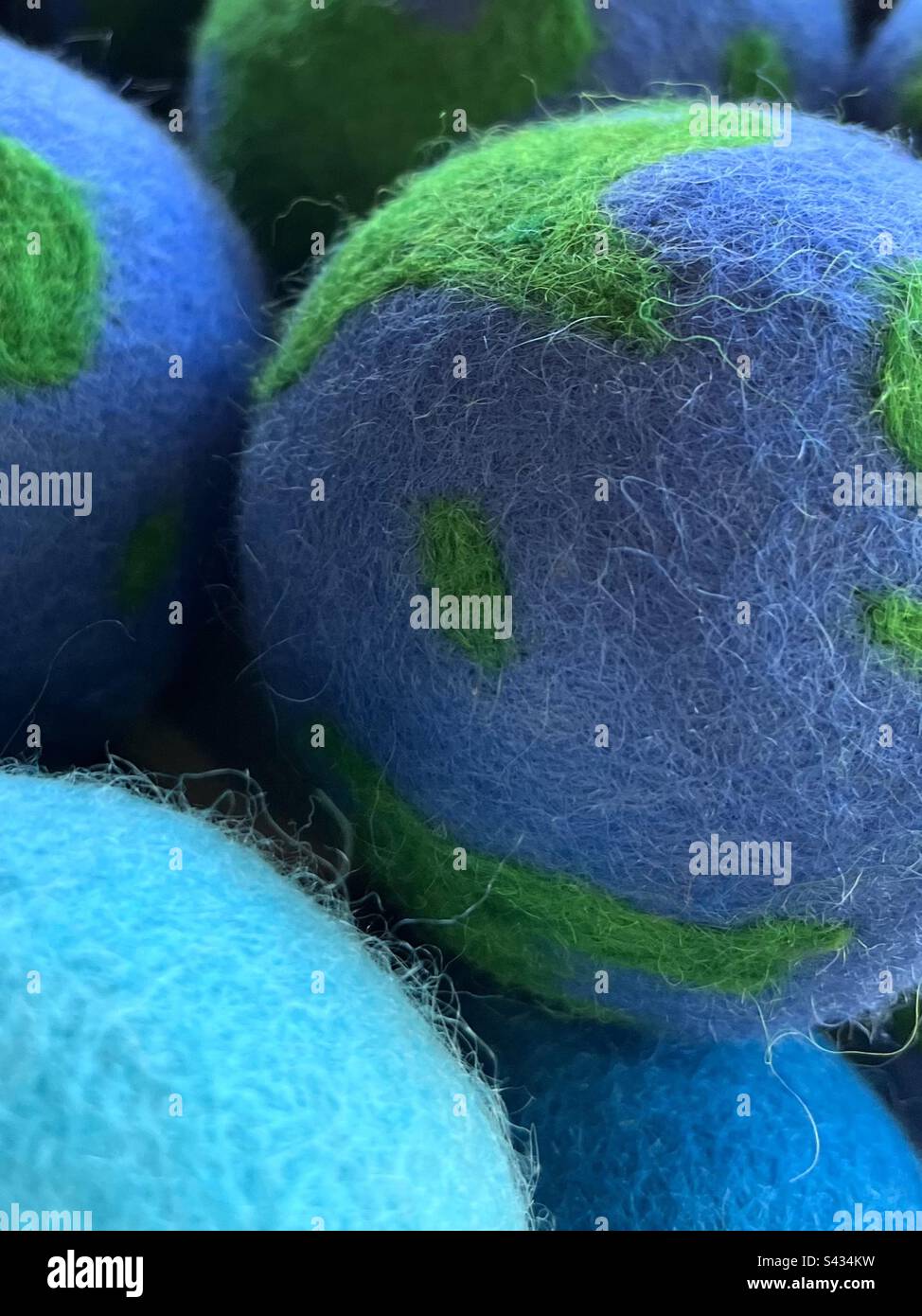 Blu e verde fuzzy Earth Day, pianeta Terra Balls. - Immagine stock catturata con smartphone