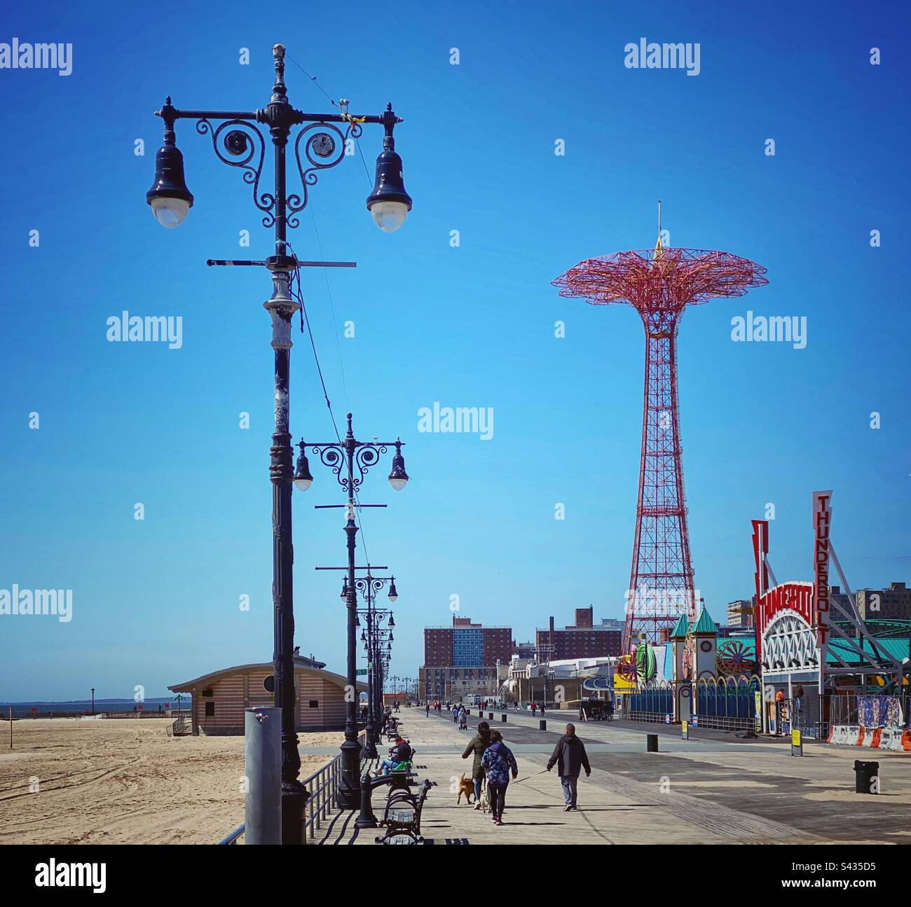 Passeggiata sul lungomare di Coney Island all'inizio della primavera - Immagine stock catturata con smartphone