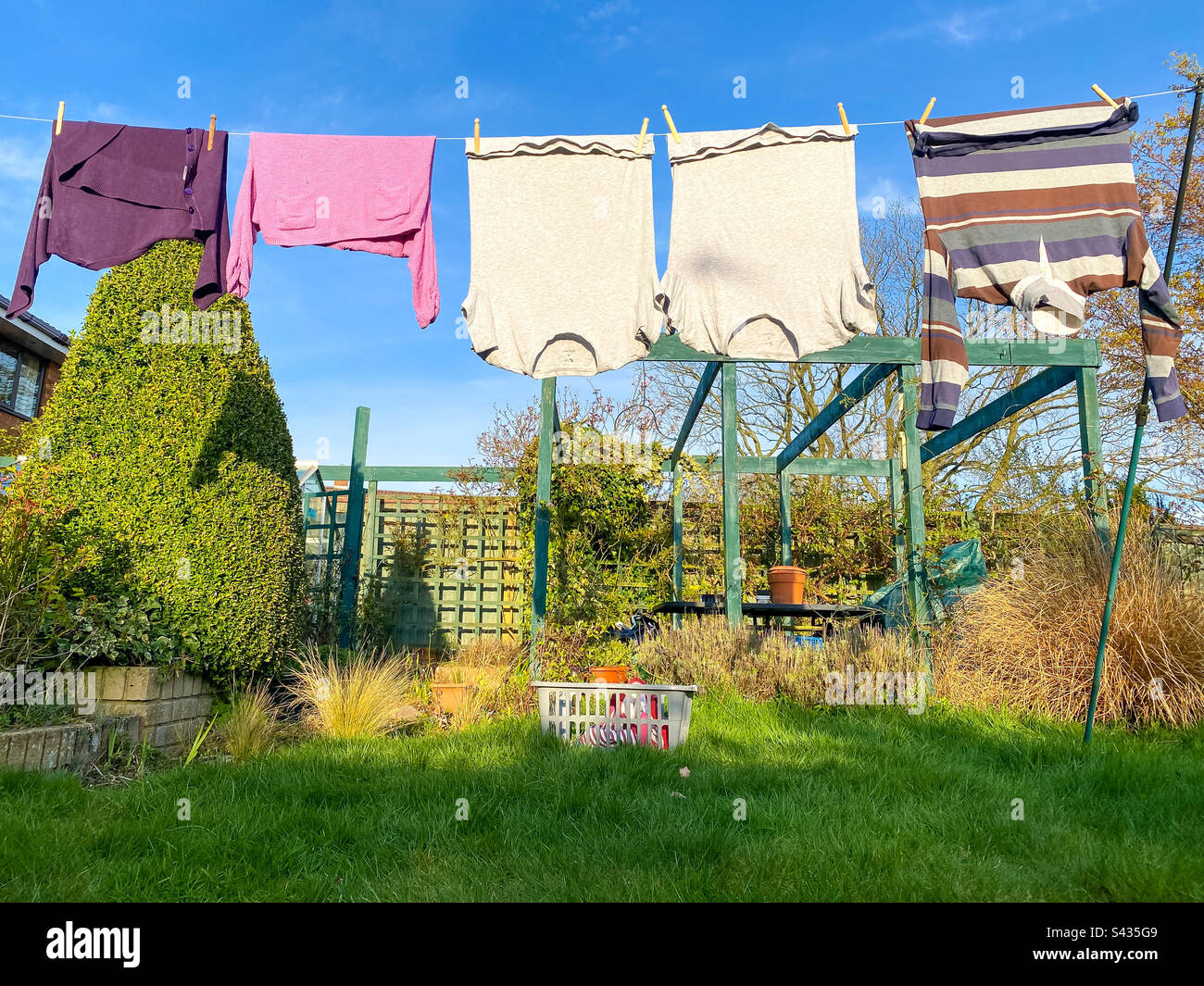 Lavanderia appesa all'esterno su una lavatrice in giardino per asciugare. - Immagine stock catturata con smartphone