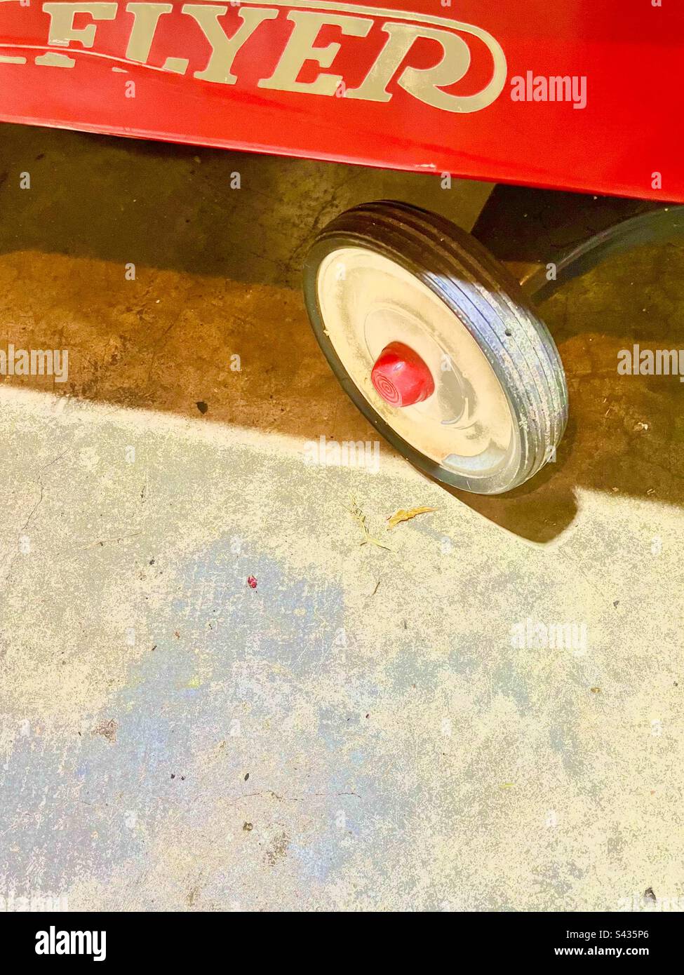 Primo piano astratto piccolo carro rosso che mostra il logo parziale attraverso la parte superiore, dice VOLANTINO. Include lo spazio di stampa. - Immagine stock catturata con smartphone