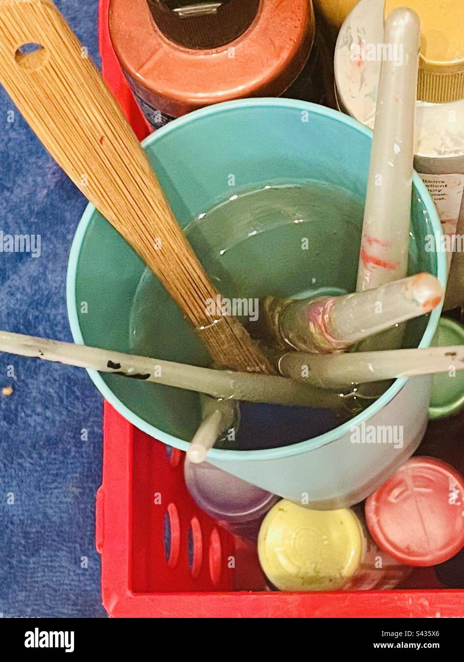 Set di vernici 3. Vernici, pennelli, e tazza di risciacquo di acqua. Include lo spazio di stampa. Foto Stock